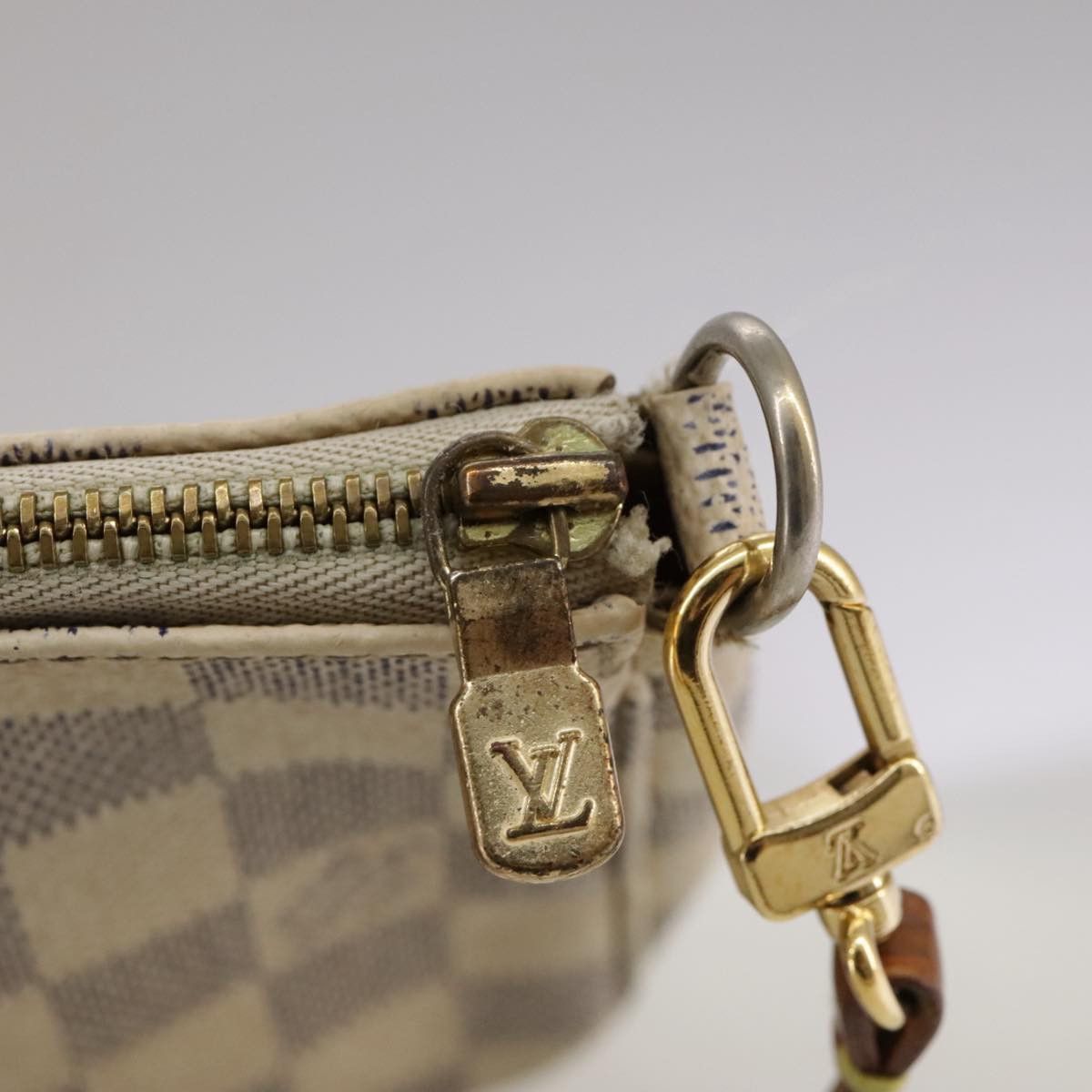 Louis Vuitton Pochette Accessoire White Canvas Clutch Bag (Pre-Owned) Size ONE SIZE - 11 Thumbnail