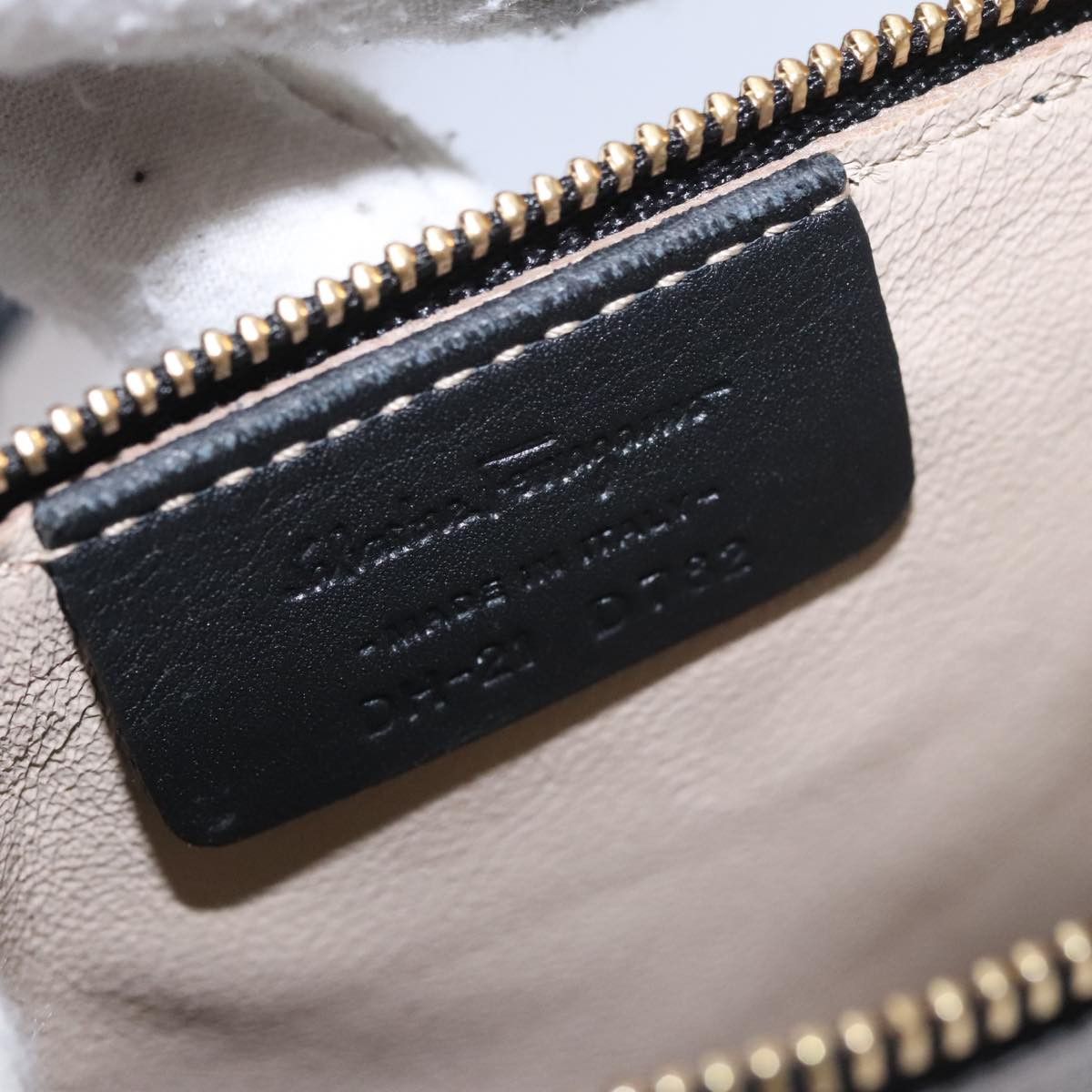 Salvatore Ferragamo Sookie Black Leather Handbag (Pre-Owned) Size ONE SIZE - 10 Thumbnail