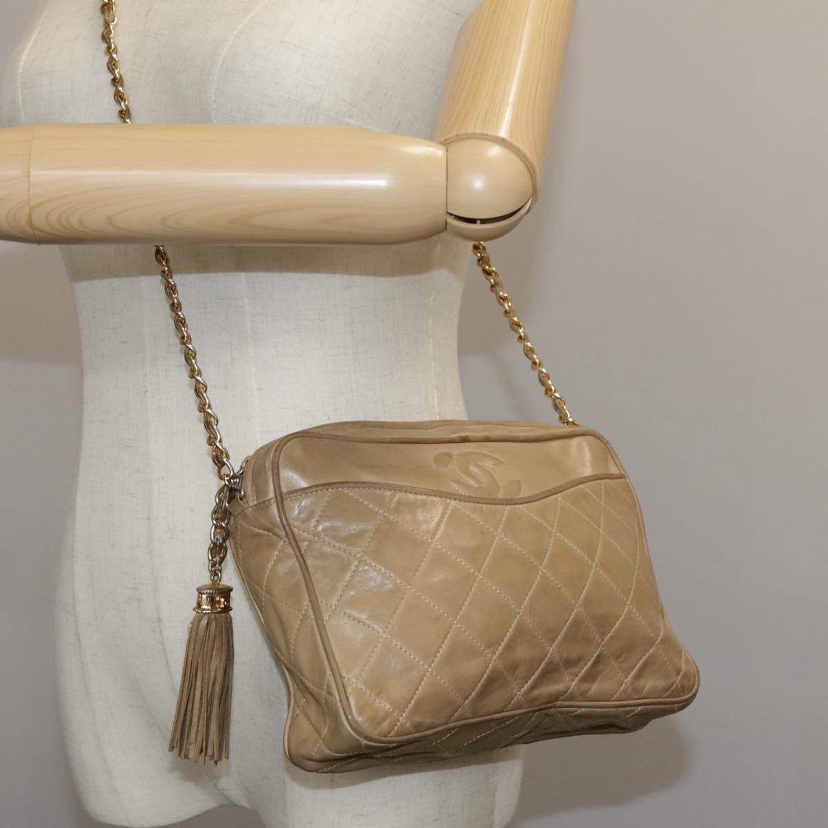 Chanel Camera Beige Shearling Shoulder Bag (Pre-Owned) Size ONE SIZE - 16 Thumbnail
