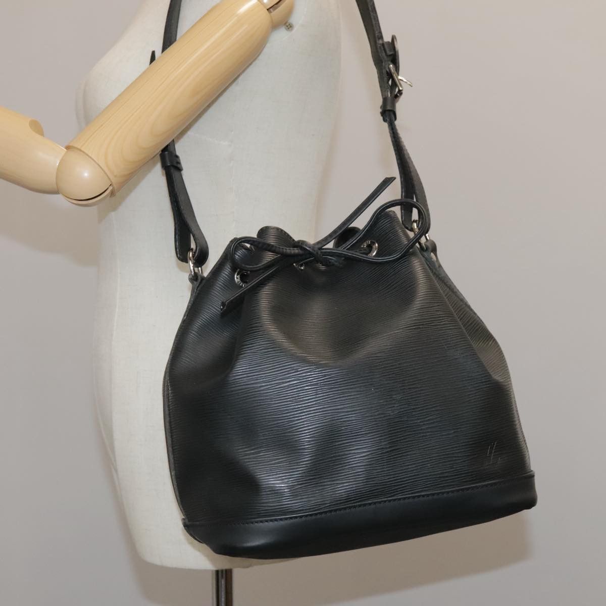 Louis Vuitton Petit Noé Black Leather Shoulder Bag (Pre-Owned) Size ONE SIZE - 14 Thumbnail