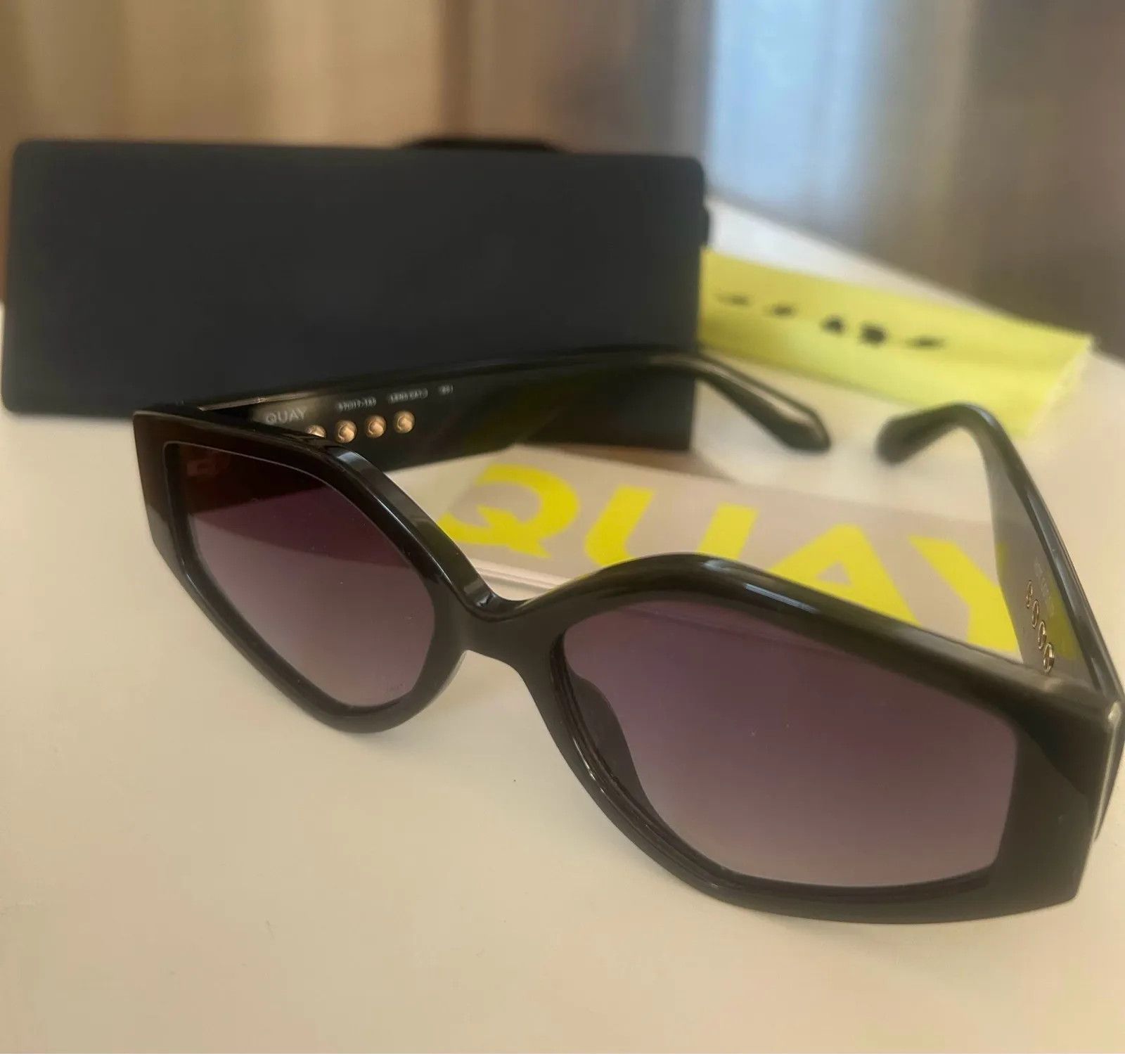 Quay Quay Hot Gossip Sunglasses Size ONE SIZE - 3 Thumbnail