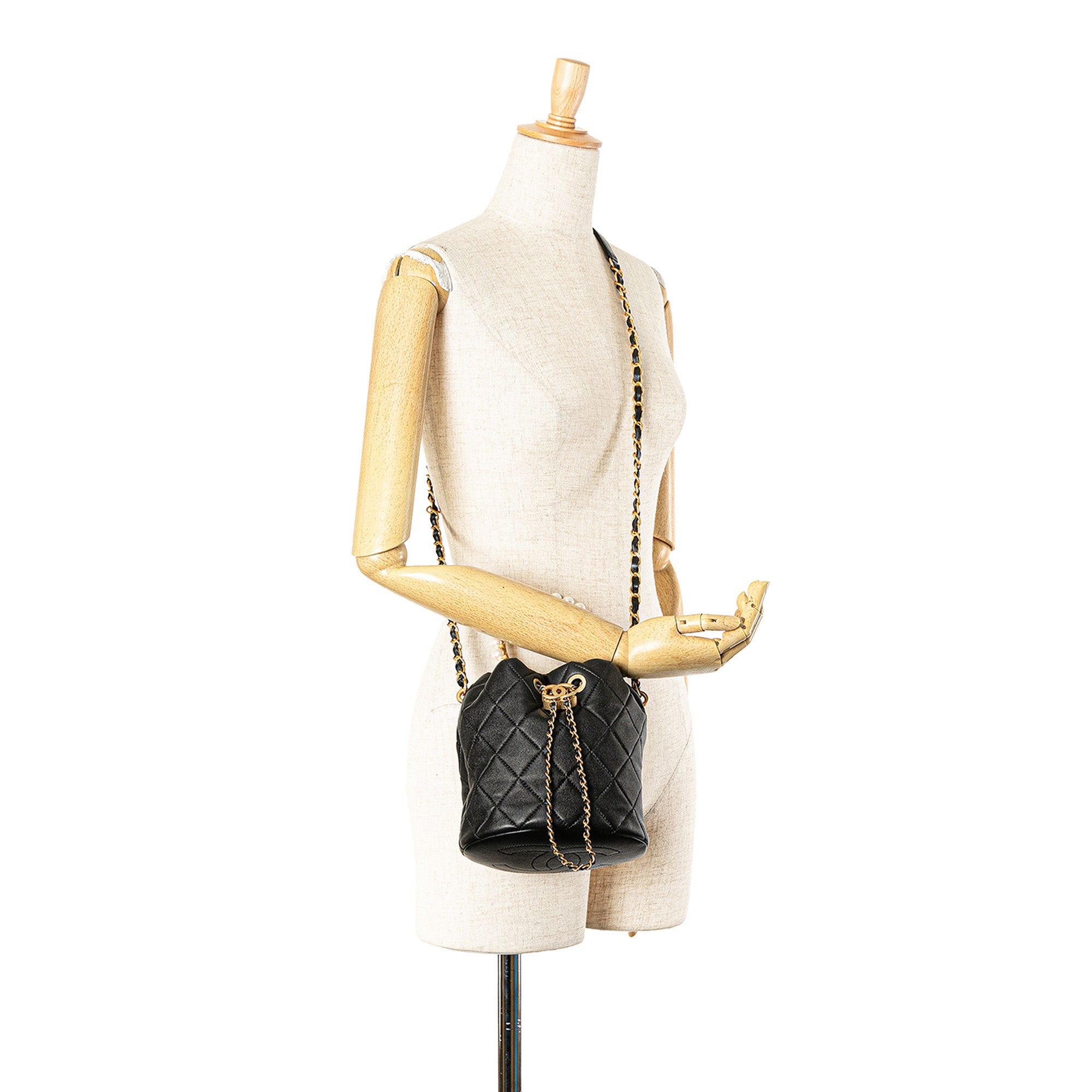 Chanel Chanel Quilted Lambskin Pearl Crown Drawstring Bucket Bag Black Size ONE SIZE - 10 Thumbnail