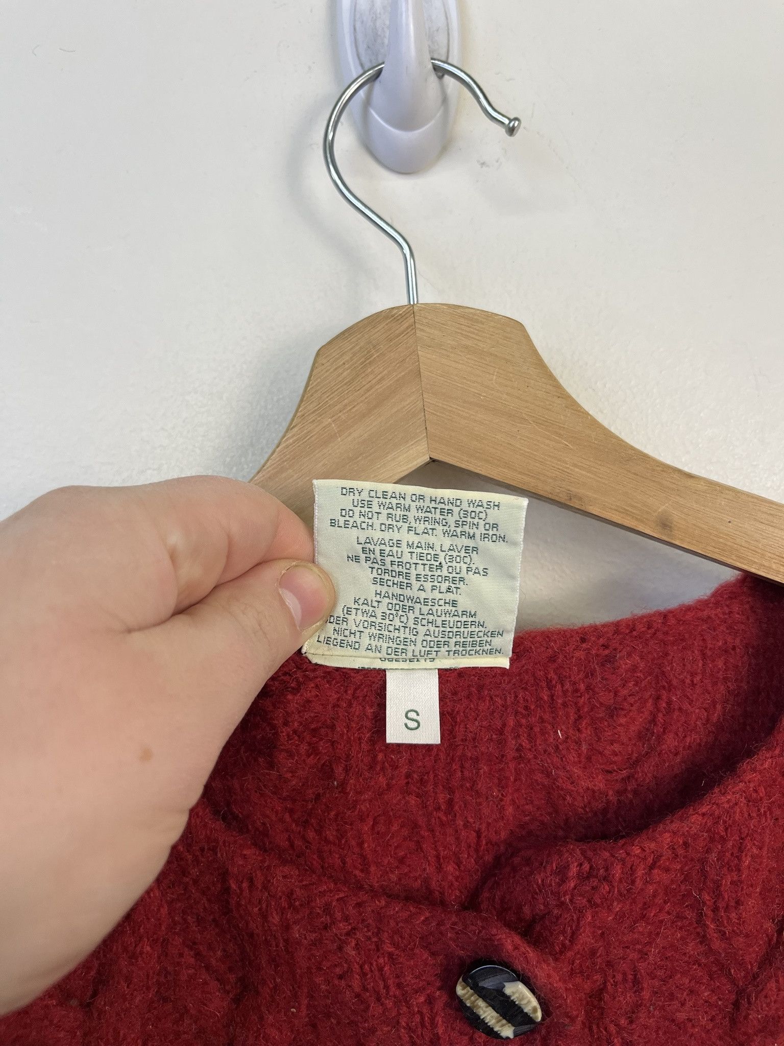 Other Vintage Carraig Donn Ireland Wool Aran Red Knit Cardigan Size S Size US S / EU 44-46 / 1 - 3 Thumbnail