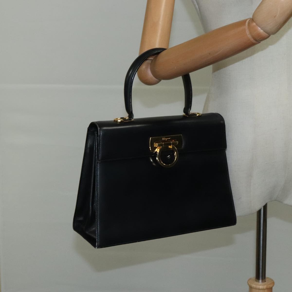 Salvatore Ferragamo Gancini Black Leather Handbag (Pre-Owned) Size ONE SIZE - 17 Thumbnail