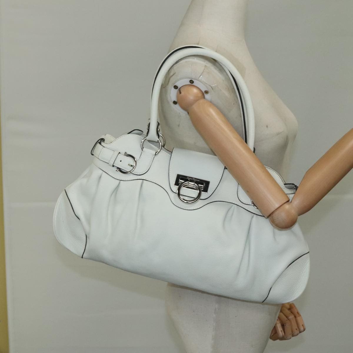 Salvatore Ferragamo Gancini White Leather Handbag (Pre-Owned) Size ONE SIZE - 12 Thumbnail