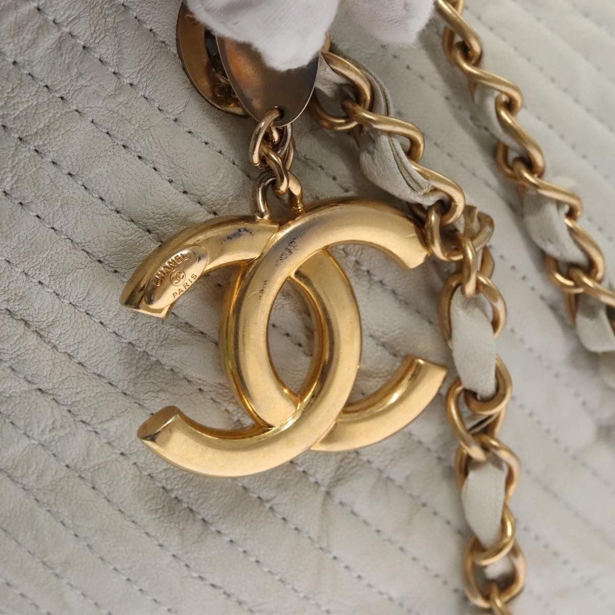 Chanel V-Stich White Leather Tote Bag (Pre-Owned) Size ONE SIZE - 11 Thumbnail