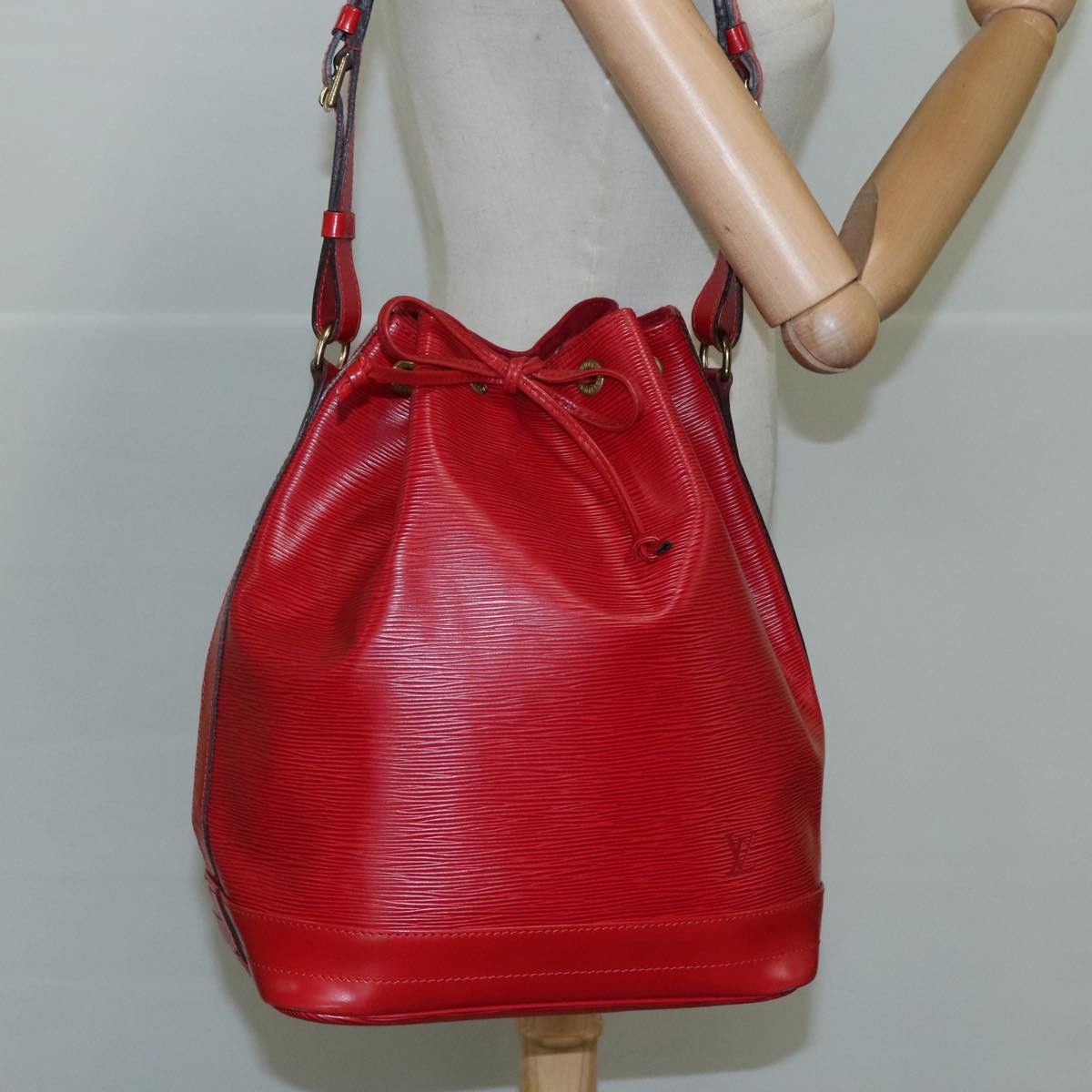 Louis Vuitton Noe Red Leather Shoulder Bag (Pre-Owned) Size ONE SIZE - 17 Thumbnail