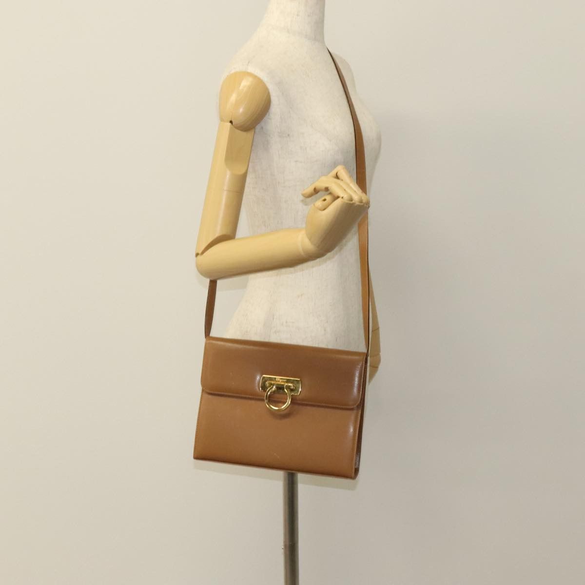 Salvatore Ferragamo Gancini Brown Leather Shoulder Bag (Pre-Owned) Size ONE SIZE - 13 Thumbnail