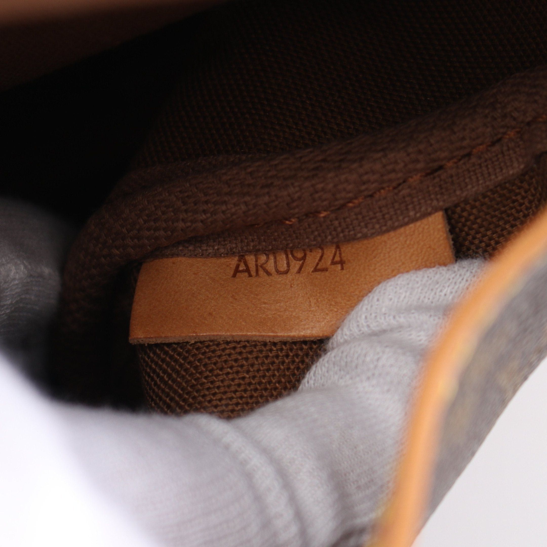 Louis Vuitton Louis Vuitton Saumur 30 Monogram Shoulder Bag Leather Brown Size ONE SIZE - 6 Thumbnail