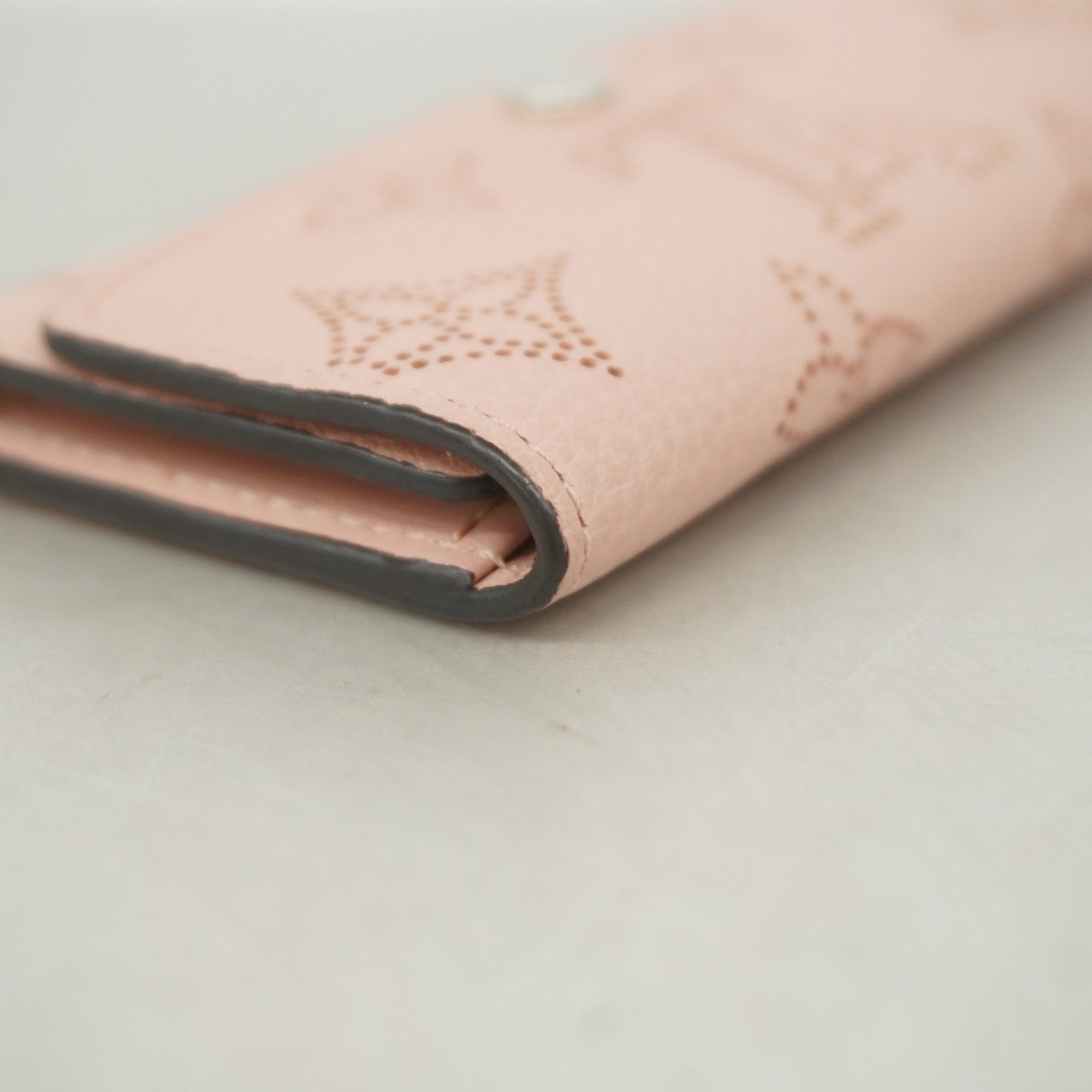 Louis Vuitton Louis Vuitton Mahina wallet Size ONE SIZE - 4 Thumbnail