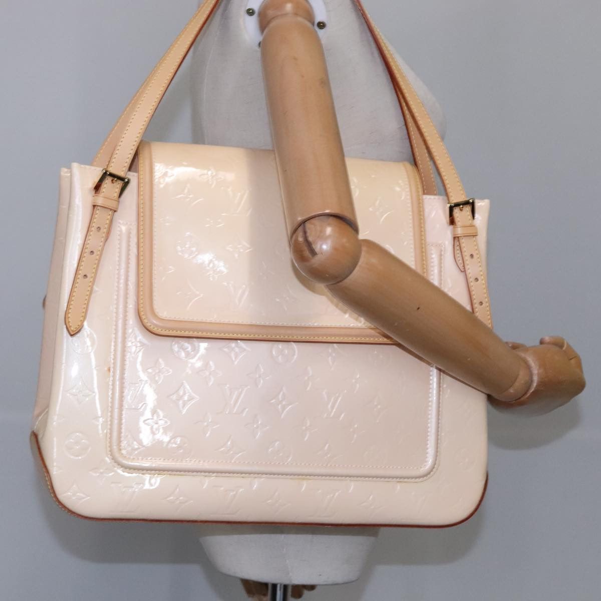 Louis Vuitton Beige Patent Leather Shoulder Bag (Pre-Owned) Size ONE SIZE - 17 Thumbnail