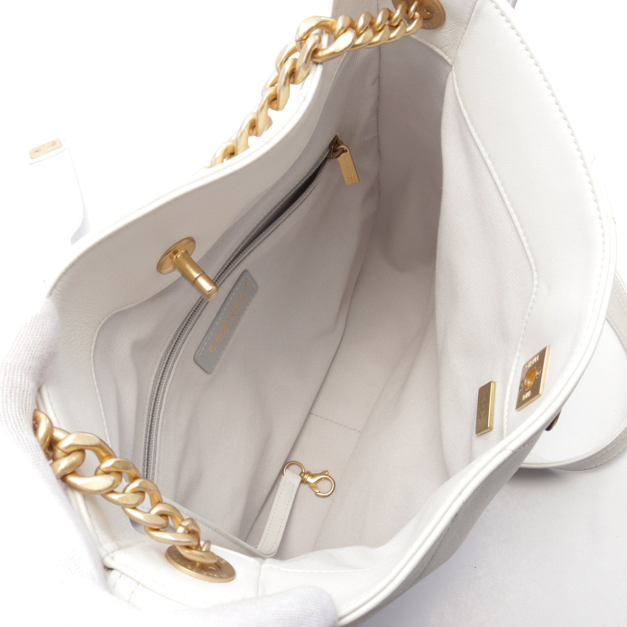 Chanel Chanel Matelasse Shoulder Bag Leather White Gold Hardware Size ONE SIZE - 3 Thumbnail