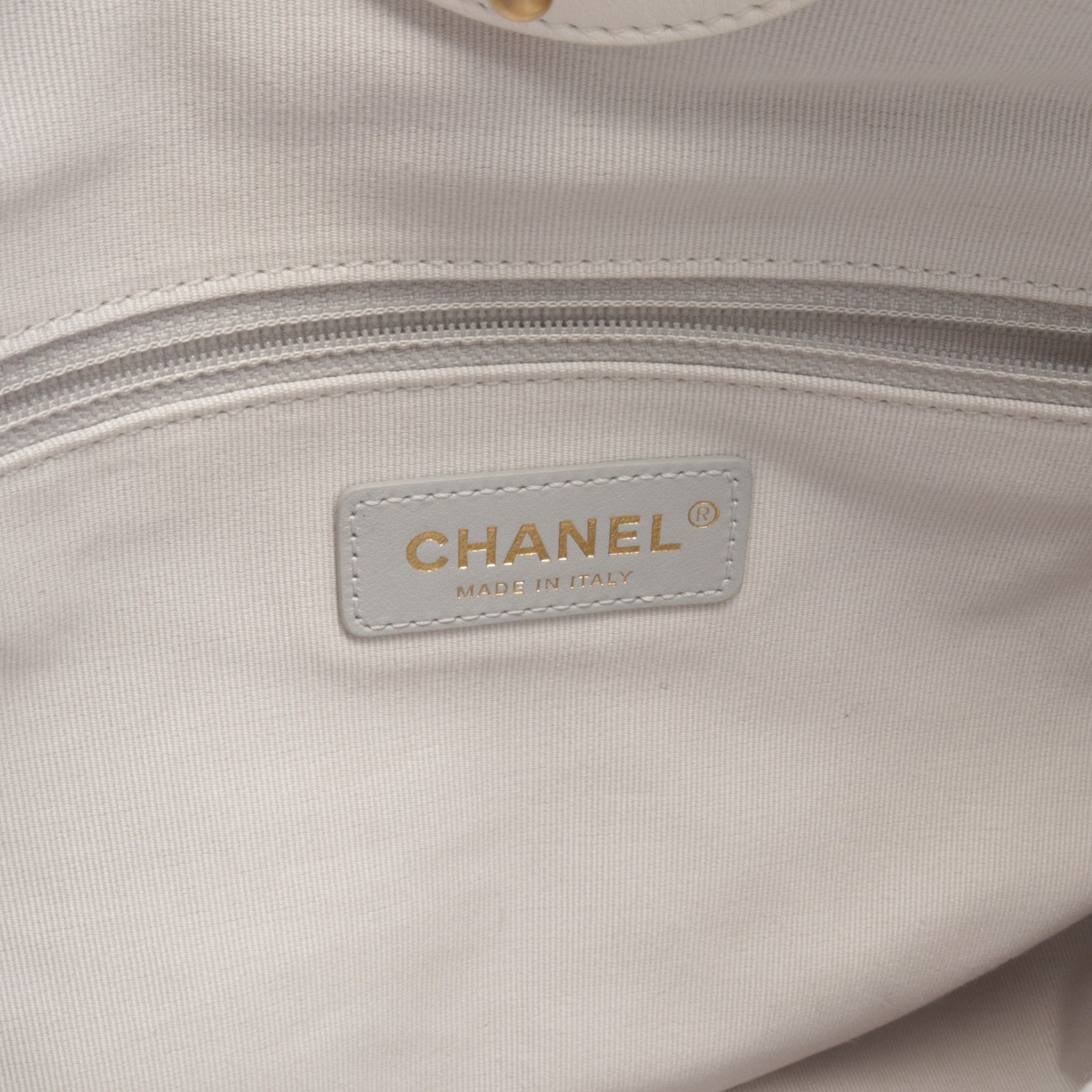 Chanel Chanel Matelasse Shoulder Bag Leather White Gold Hardware Size ONE SIZE - 4 Thumbnail