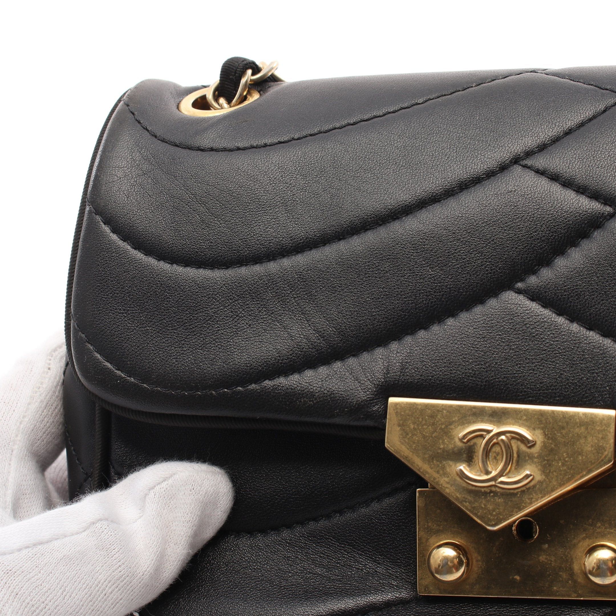 Chanel Chanel Double Chain Shoulder Bag Wave Stitch Lambskin Black Gold Hardware Size ONE SIZE - 7 Thumbnail