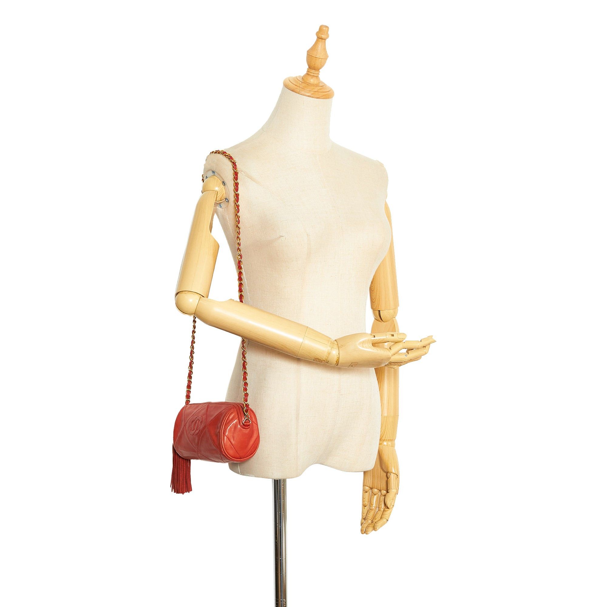 Chanel Round red quilted shoulder bag with fringes and pompoms Size ONE SIZE - 14 Thumbnail