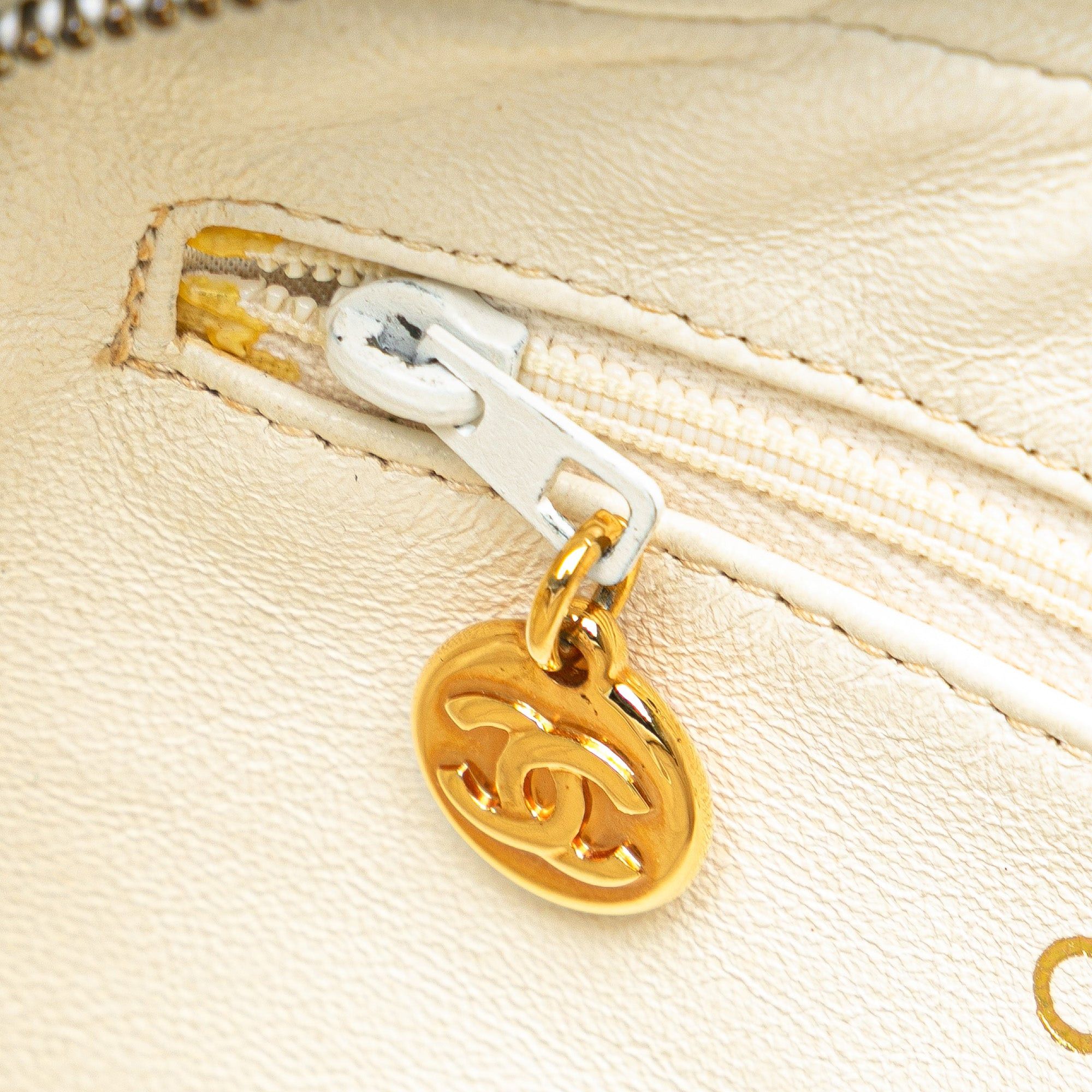 Chanel Chanel Quilted Caviar CC Camera Bag White Size ONE SIZE - 8 Thumbnail