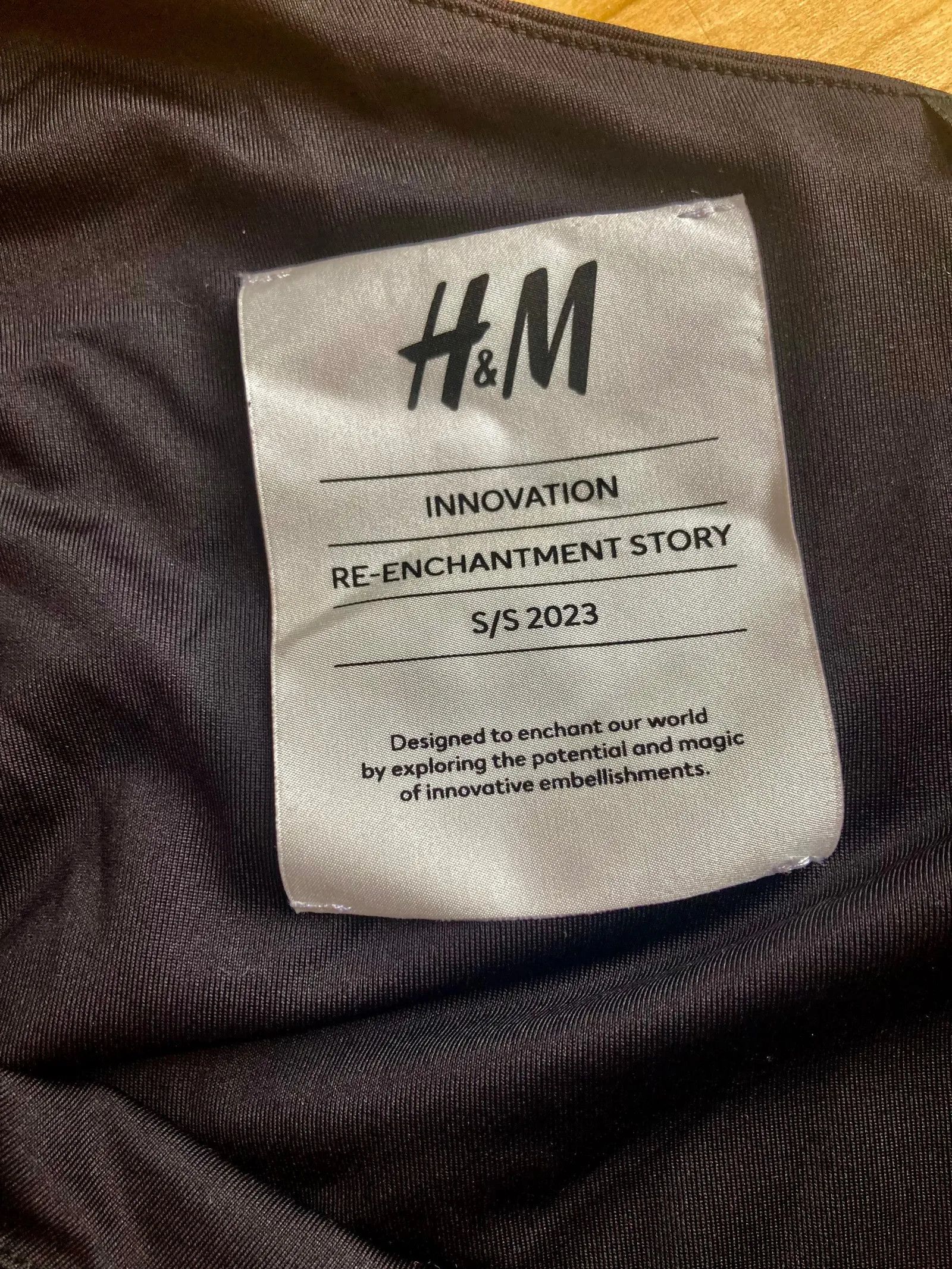 H&M H&M Innovation Svart längre klänning Dress Size M / US 6-8 / IT 42-44 - 3 Thumbnail