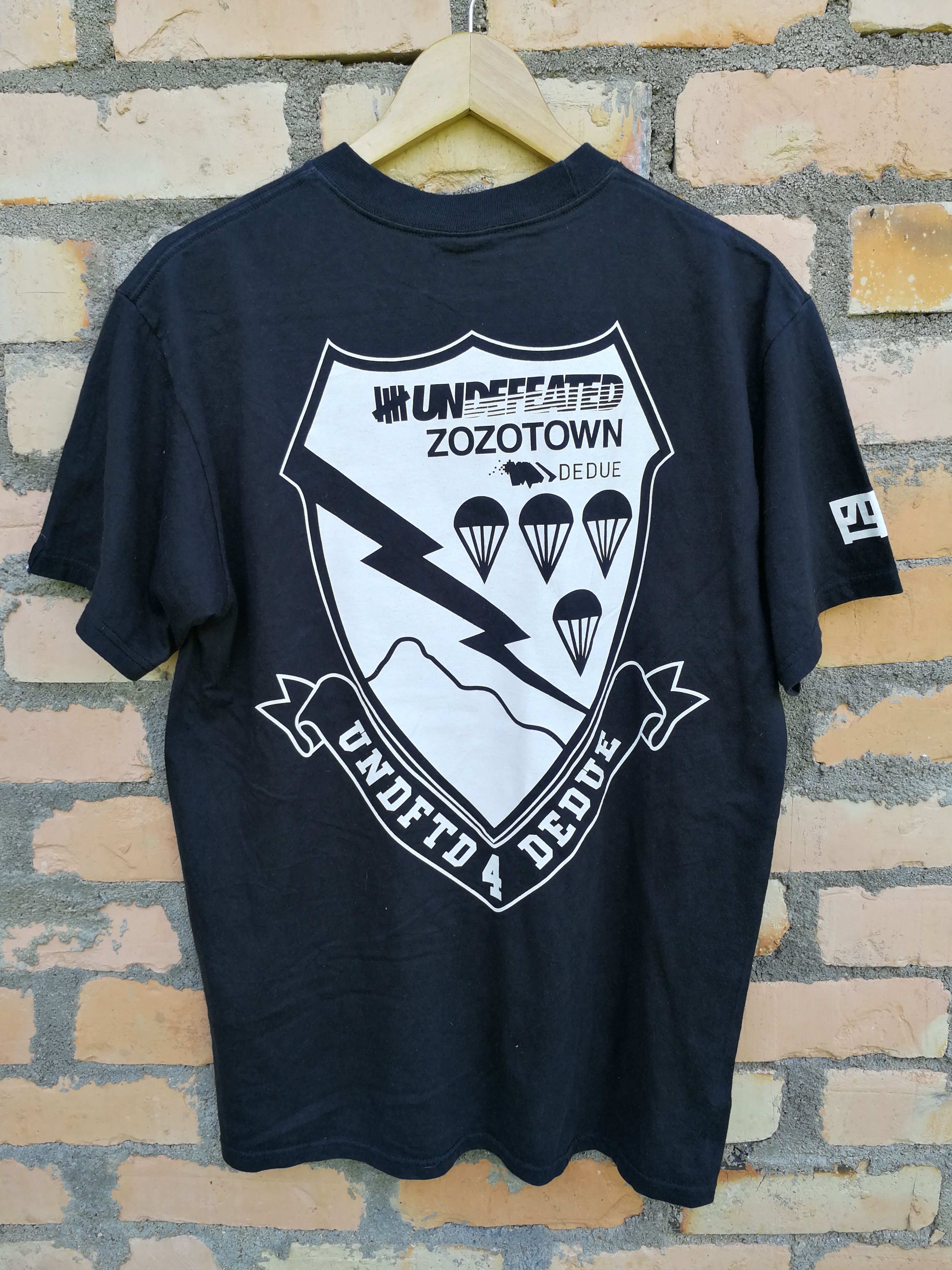 Japanese Brand × Undefeated UNDEFEATED print bothside zozotown Size US M / EU 48-50 / 2 - 1 Thumbnail
