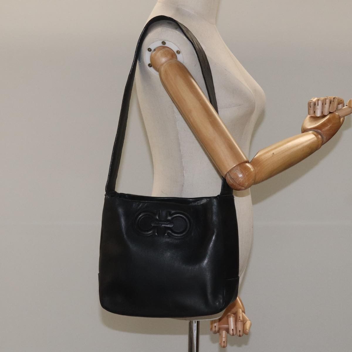 Salvatore Ferragamo Gancini Black Leather Shoulder Bag (Pre-Owned) Size ONE SIZE - 13 Thumbnail