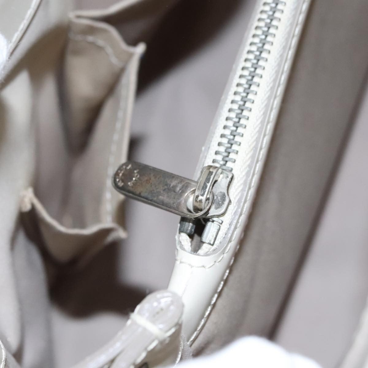 Louis Vuitton Passy White Leather Handbag (Pre-Owned) Size ONE SIZE - 14 Thumbnail