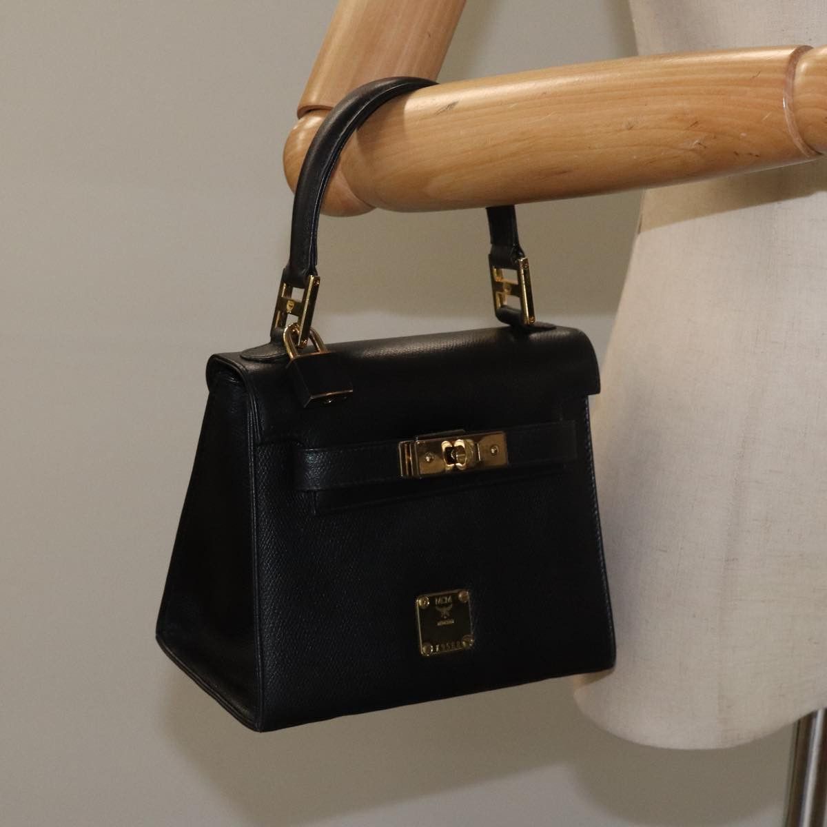 MCM Black Leather Handbag (Pre-Owned) Size ONE SIZE - 16 Thumbnail