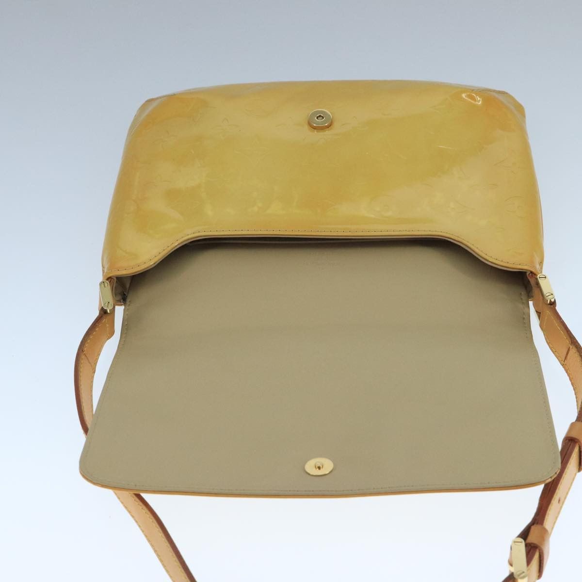 Louis Vuitton Thompson Street Beige Patent Leather Shoulder Bag Size ONE SIZE - 19 Thumbnail