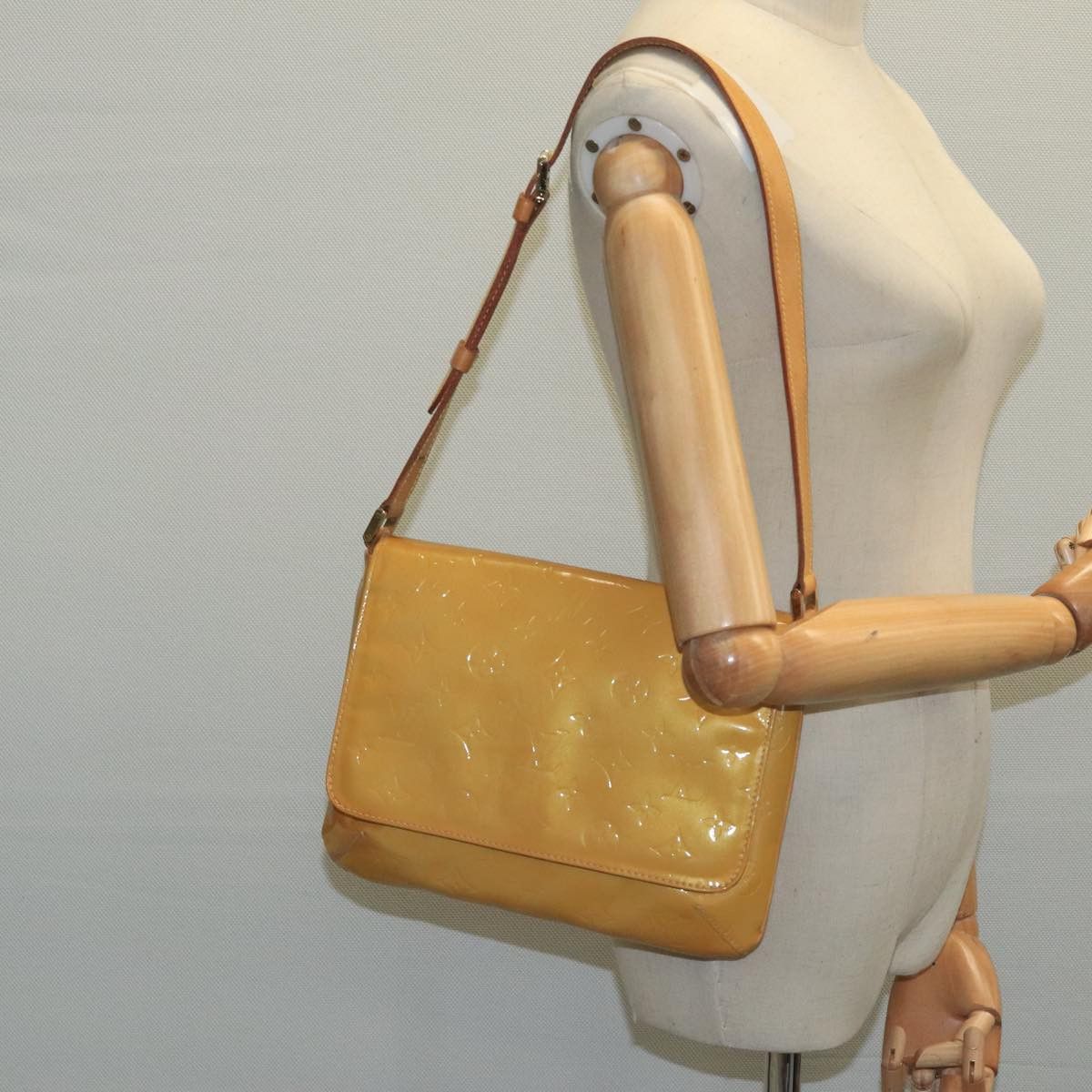 Louis Vuitton Thompson Street Beige Patent Leather Shoulder Bag Size ONE SIZE - 16 Thumbnail