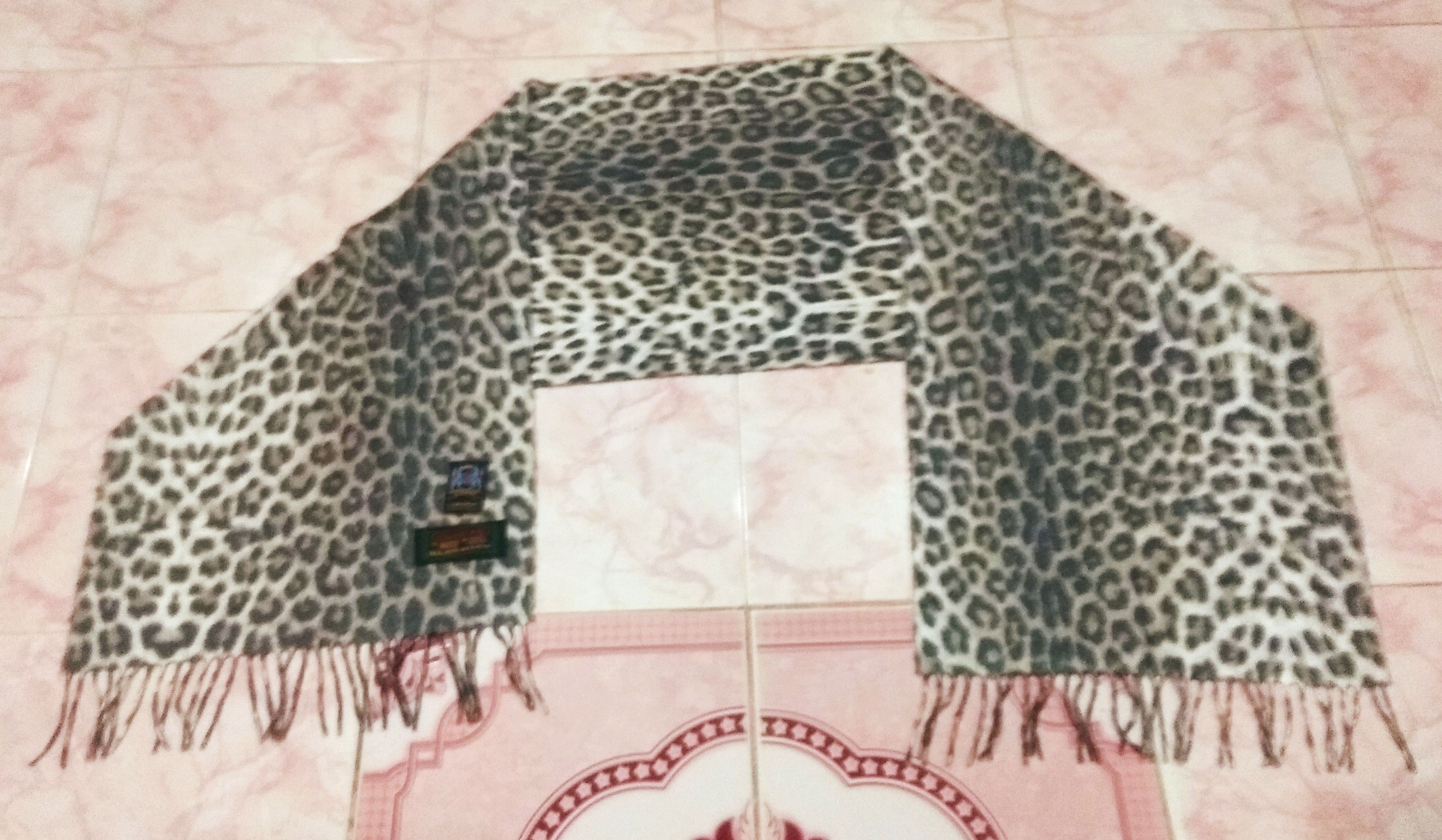 Vintage Vintage Cashmilano Muffler/scarf. Leopard design Size ONE SIZE - 4 Thumbnail