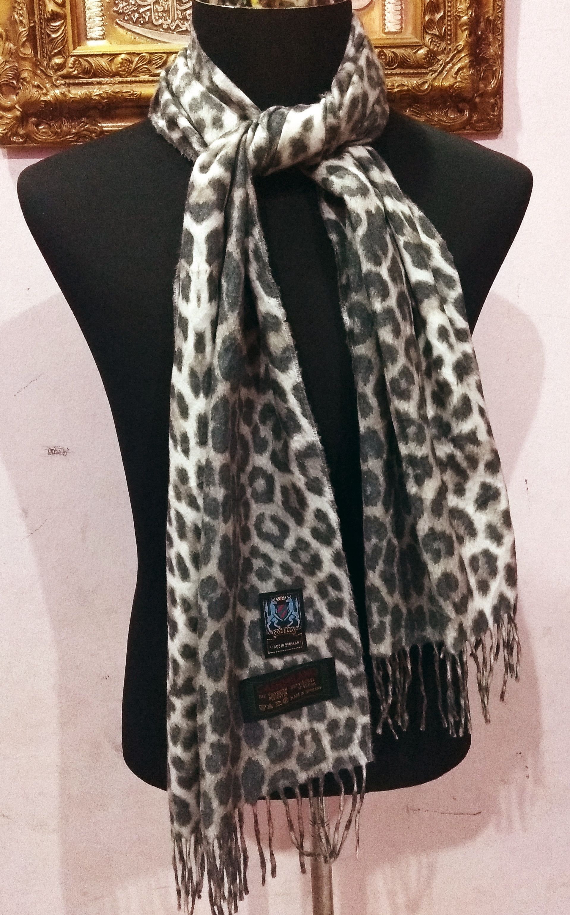 Vintage Vintage Cashmilano Muffler/scarf. Leopard design Size ONE SIZE - 1 Thumbnail