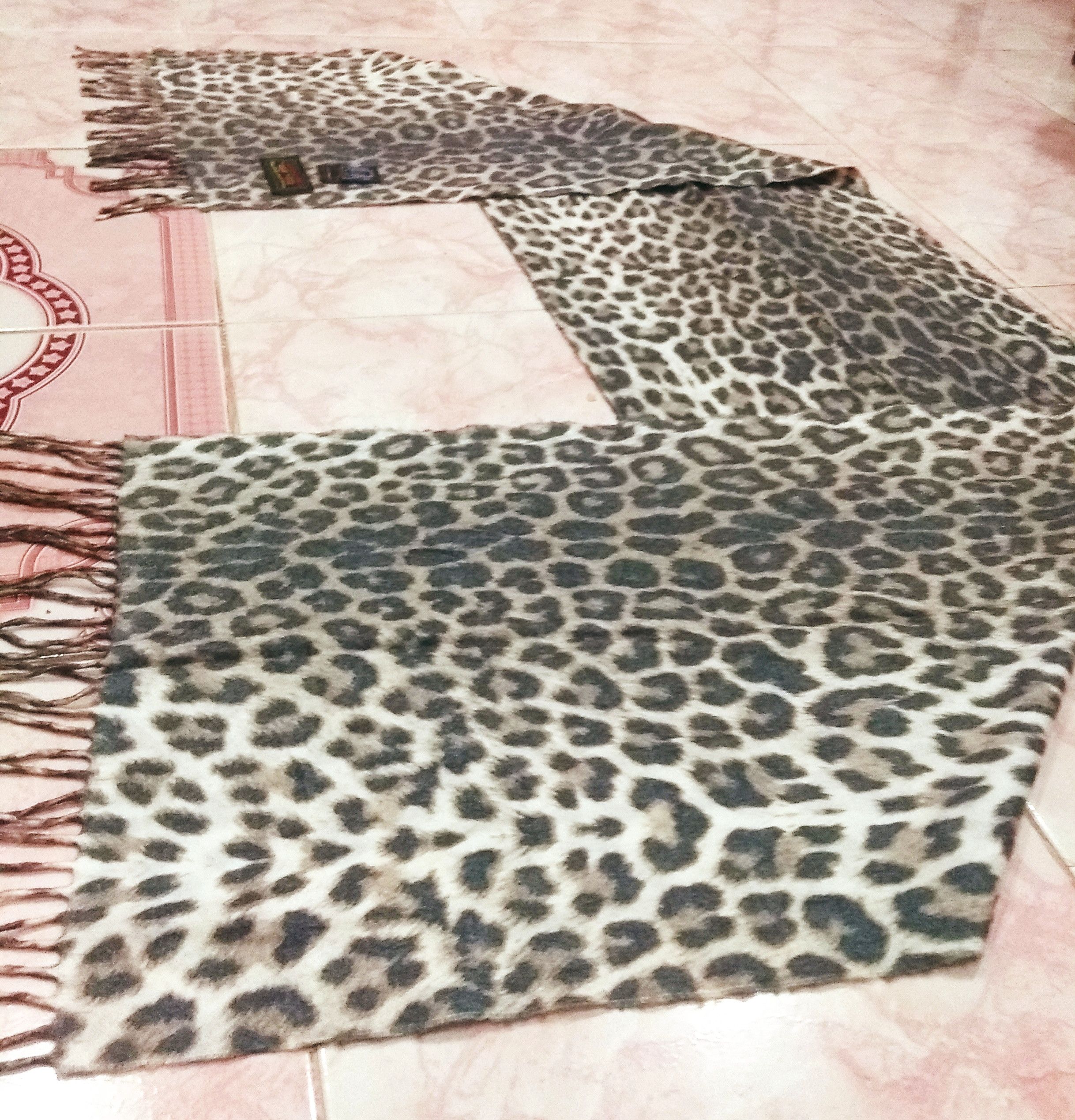 Vintage Vintage Cashmilano Muffler/scarf. Leopard design Size ONE SIZE - 5 Thumbnail