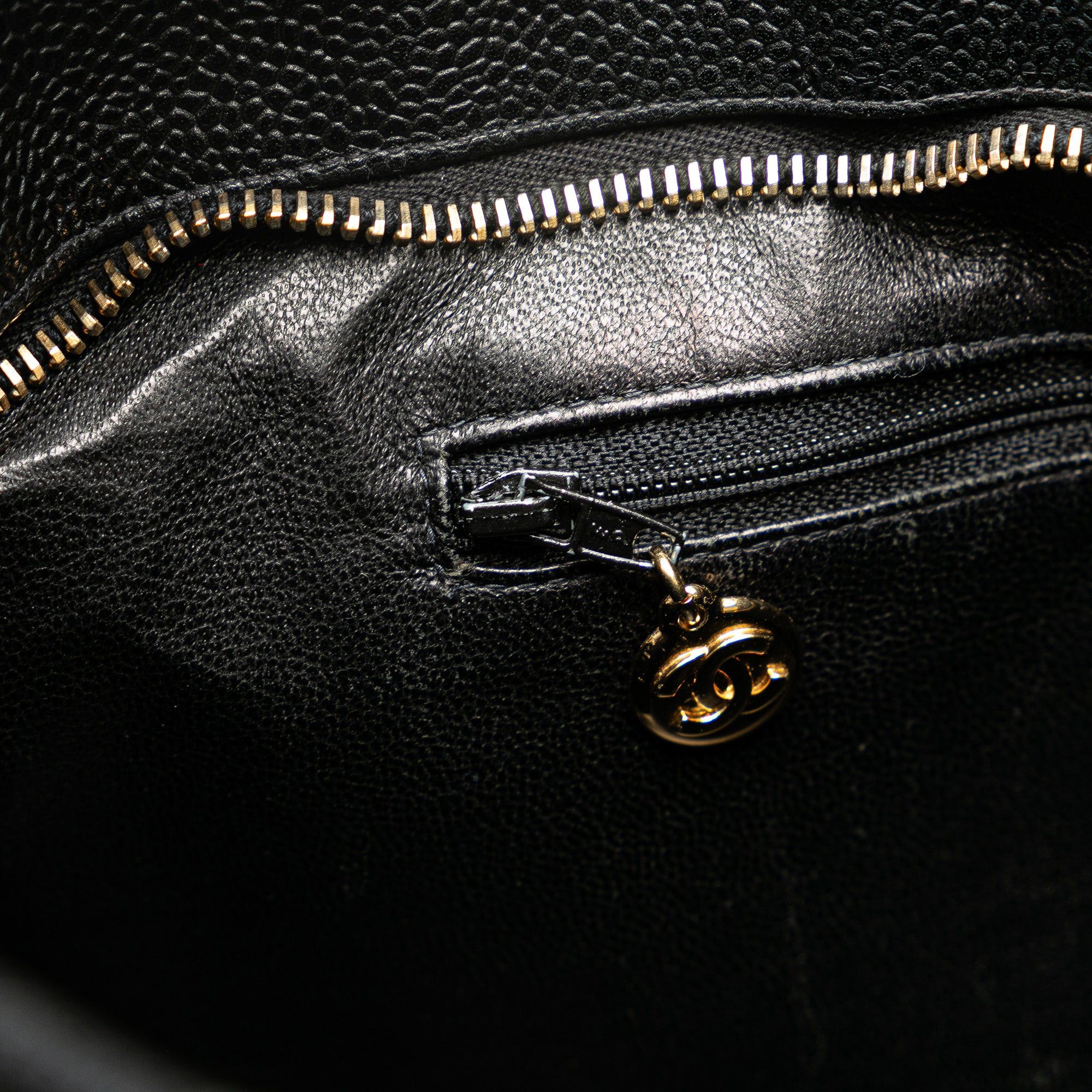 Chanel Chanel Caviar Medallion Tote Black Size ONE SIZE - 8 Thumbnail