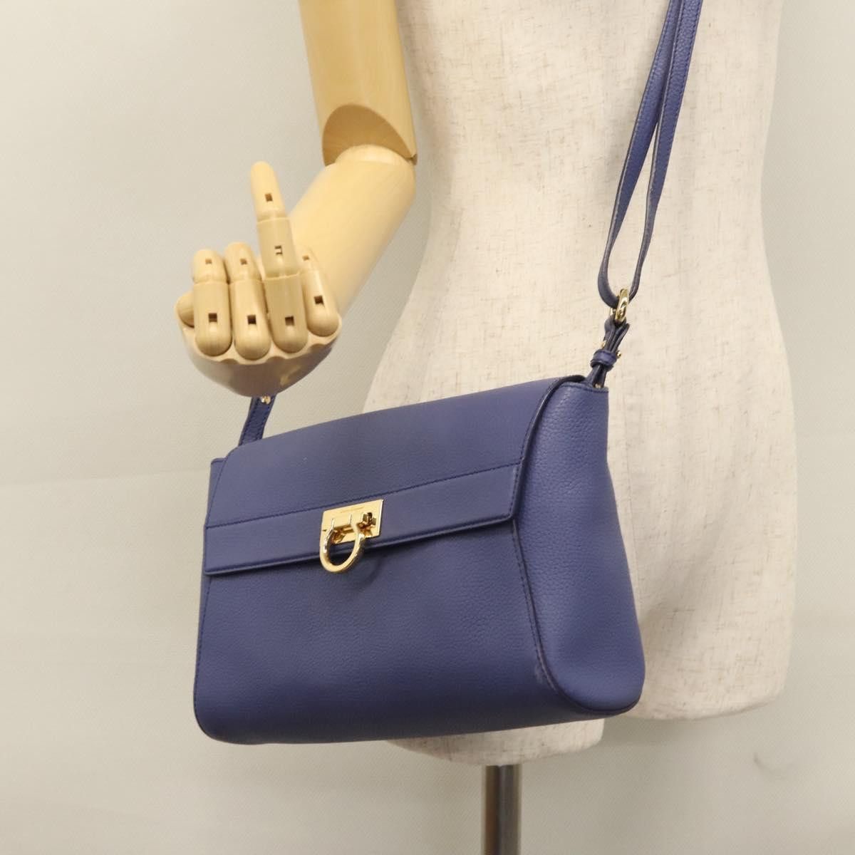 Salvatore Ferragamo Gancini Blue Leather Shoulder Bag (Pre-Owned) Size ONE SIZE - 17 Thumbnail