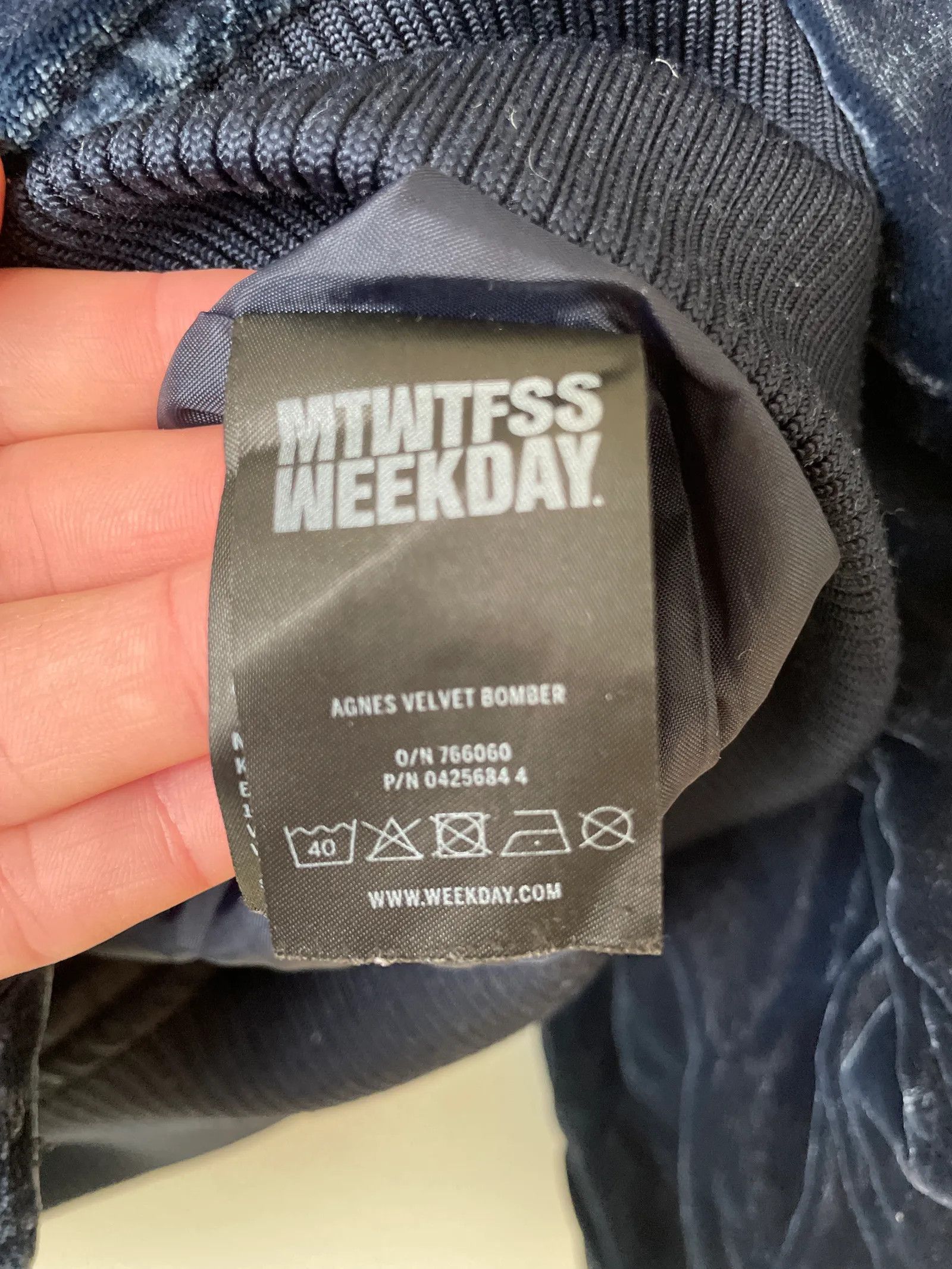 Weekday Weekday Anges Velvet Bomber Jacket Size M / US 6-8 / IT 42-44 - 3 Thumbnail