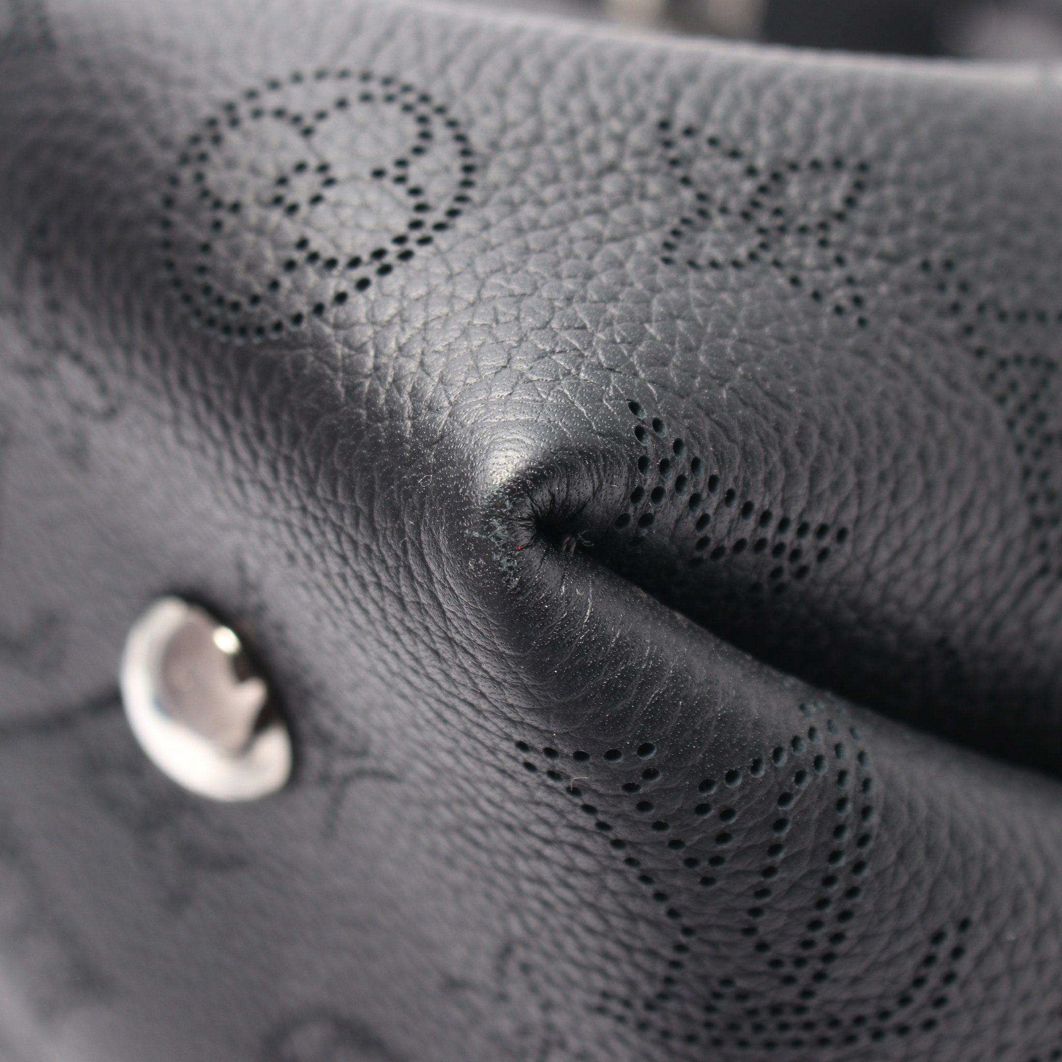 Louis Vuitton Louis Vuitton Bella Mahina Noir Shoulder Bag Leather Black Size ONE SIZE - 5 Thumbnail