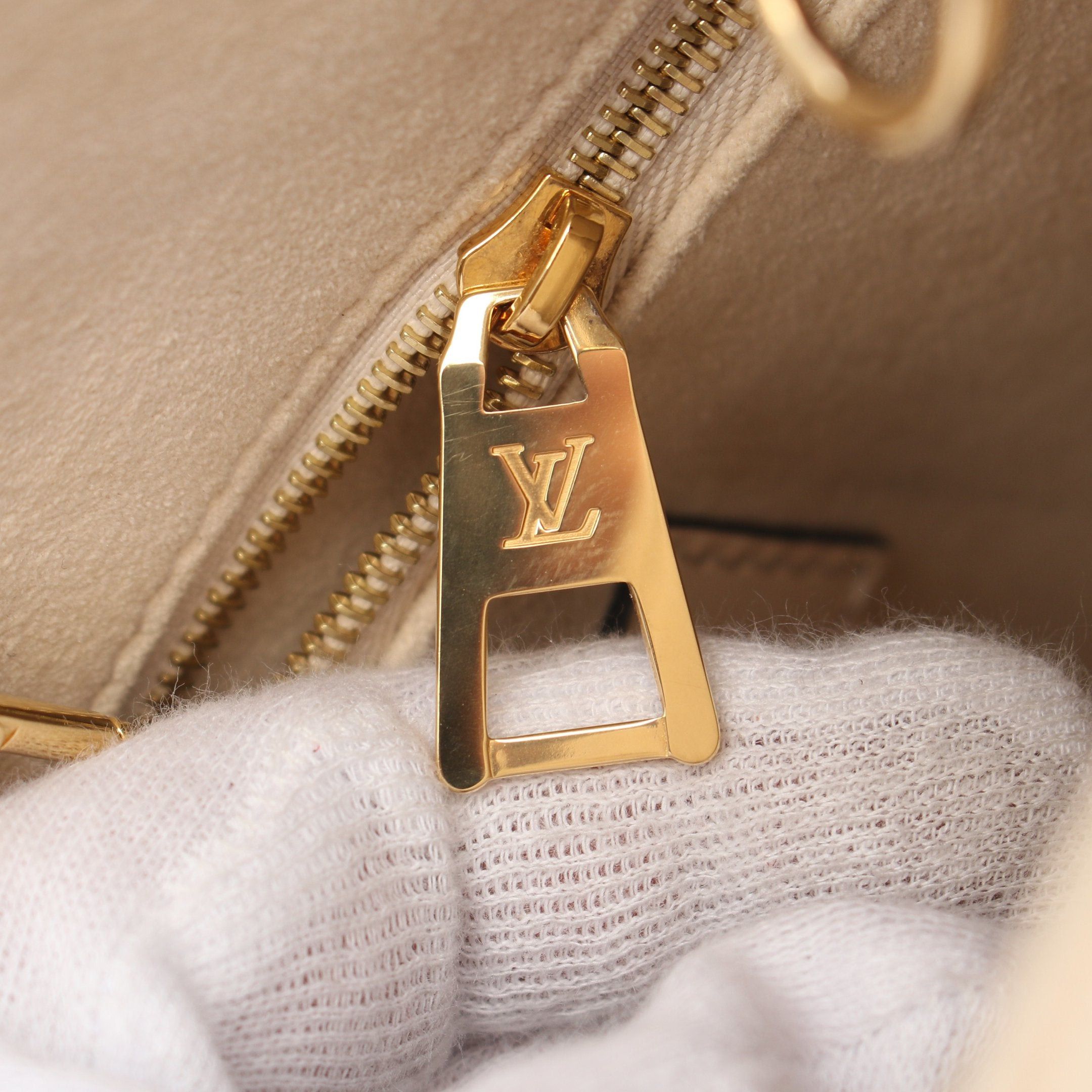 Louis Vuitton Louis Vuitton On-The-Go Pm Monogram Empreinte Claim Handbag Leather Ivory Size ONE SIZE - 5 Thumbnail