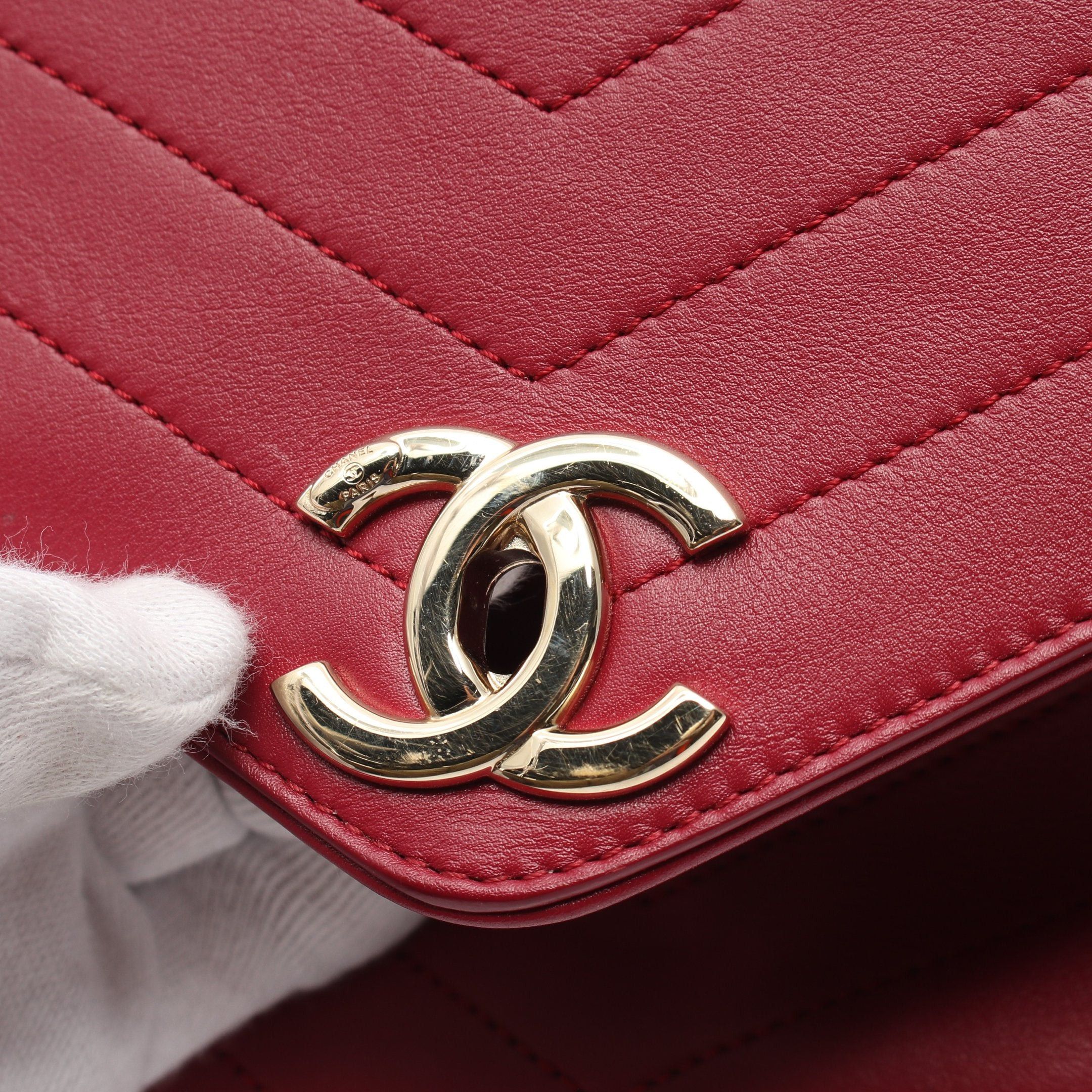 Chanel Chanel V-Stitch Chevron Chain Shoulder Bag Leather Red Gold Hardware Size ONE SIZE - 7 Thumbnail