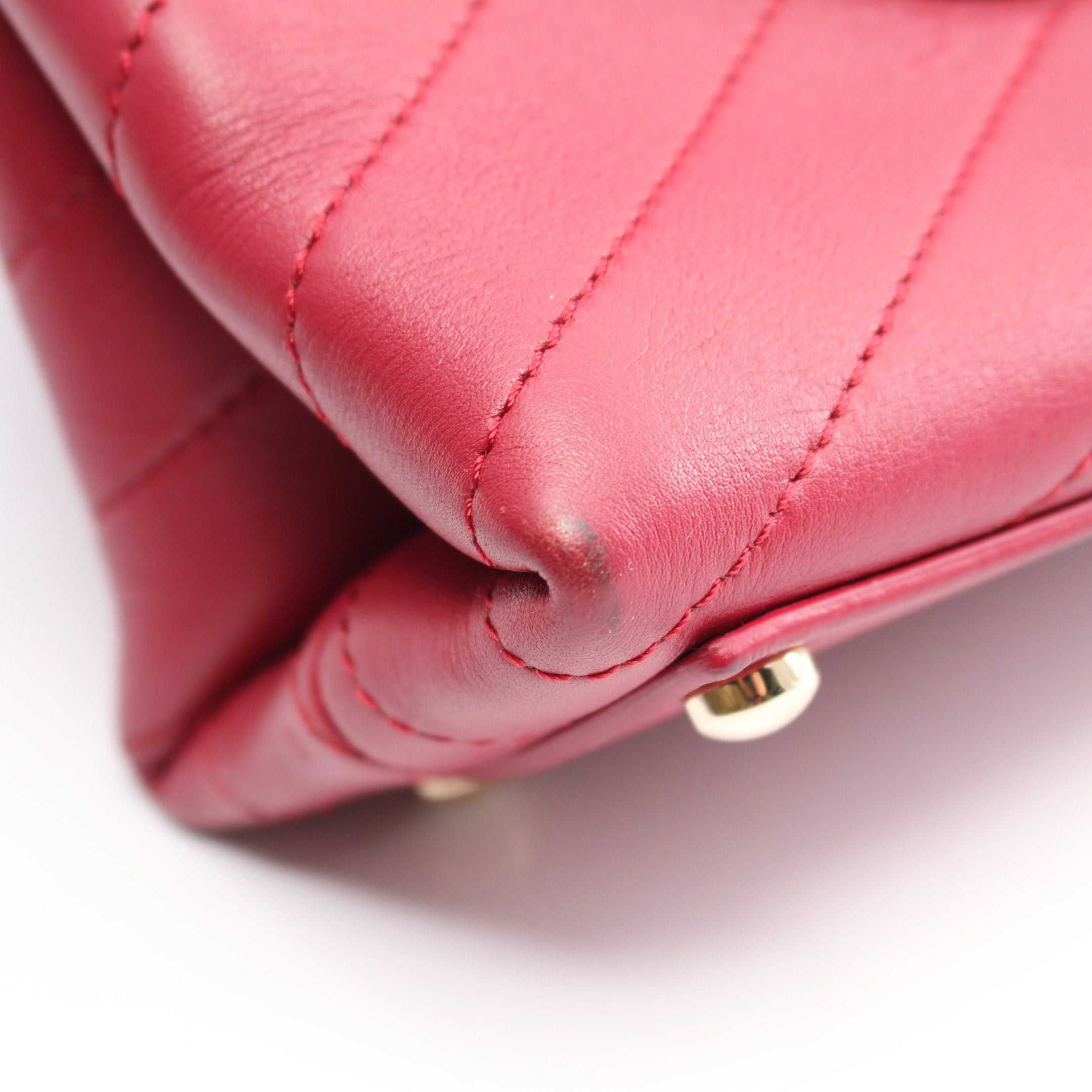 Chanel Chanel V-Stitch Chevron Chain Shoulder Bag Leather Red Gold Hardware Size ONE SIZE - 9 Thumbnail