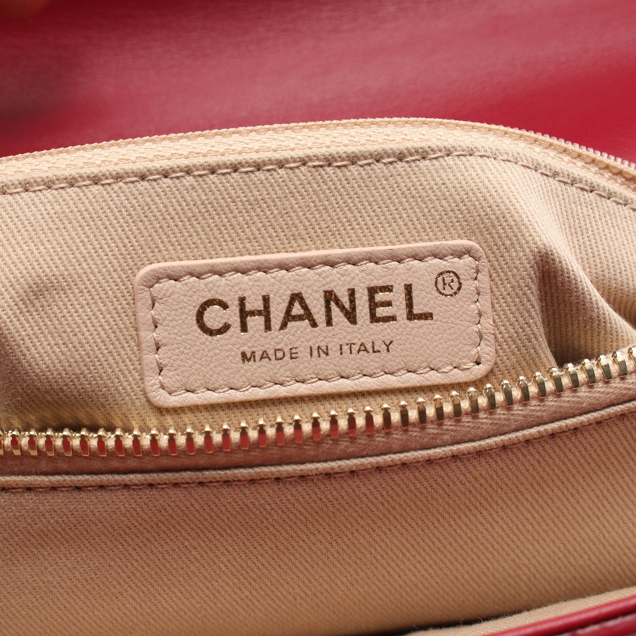 Chanel Chanel V-Stitch Chevron Chain Shoulder Bag Leather Red Gold Hardware Size ONE SIZE - 4 Thumbnail