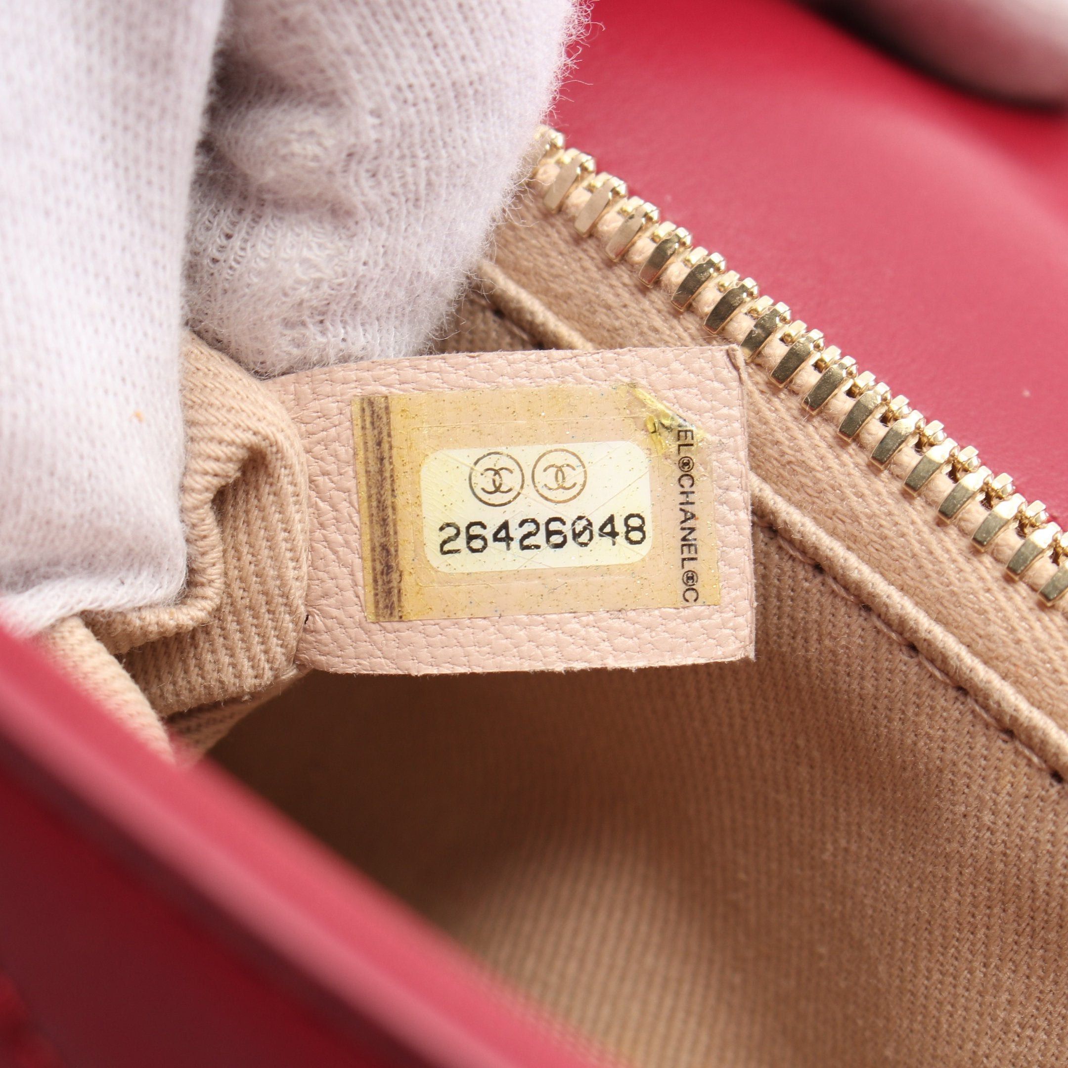 Chanel Chanel V-Stitch Chevron Chain Shoulder Bag Leather Red Gold Hardware Size ONE SIZE - 5 Thumbnail