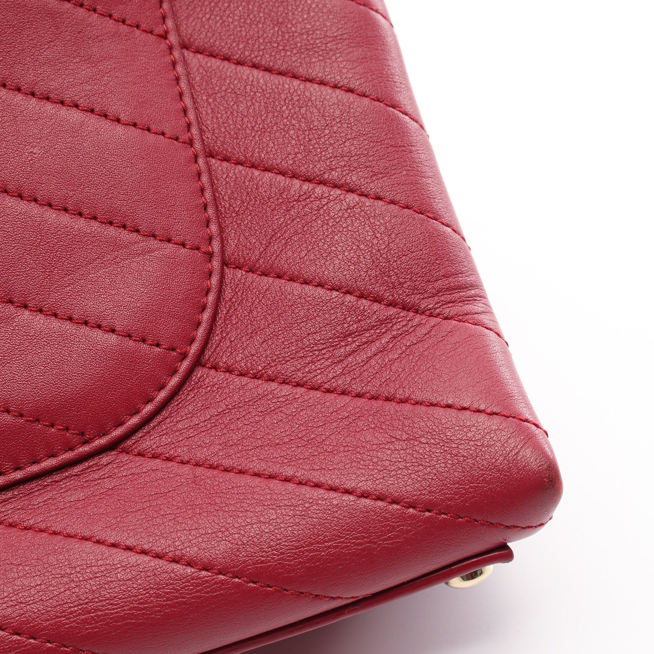Chanel Chanel V-Stitch Chevron Chain Shoulder Bag Leather Red Gold Hardware Size ONE SIZE - 11 Thumbnail