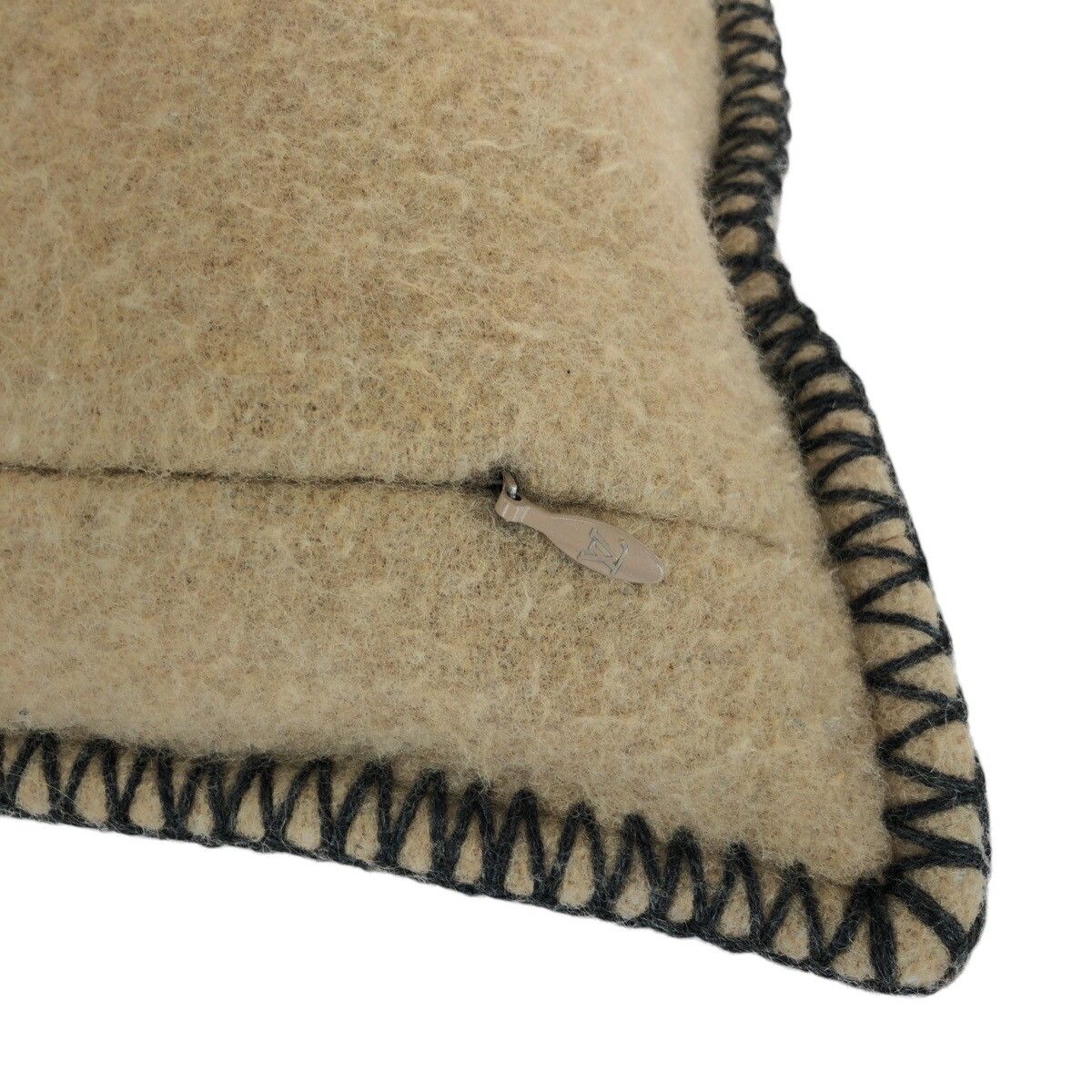 Louis Vuitton Louis Vuitton Louis Vuitton Cashmere Cashmere Logo Cushion R99304 Others Other R99304 DUTY FREE for USA Size ONE SIZE - 5 Thumbnail