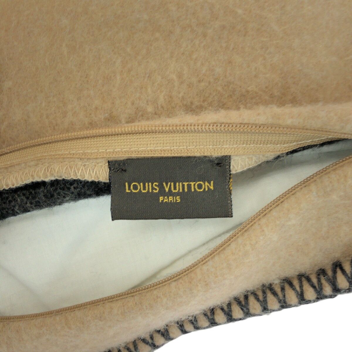 Louis Vuitton Louis Vuitton Louis Vuitton Cashmere Cashmere Logo Cushion R99304 Others Other R99304 DUTY FREE for USA Size ONE SIZE - 3 Thumbnail