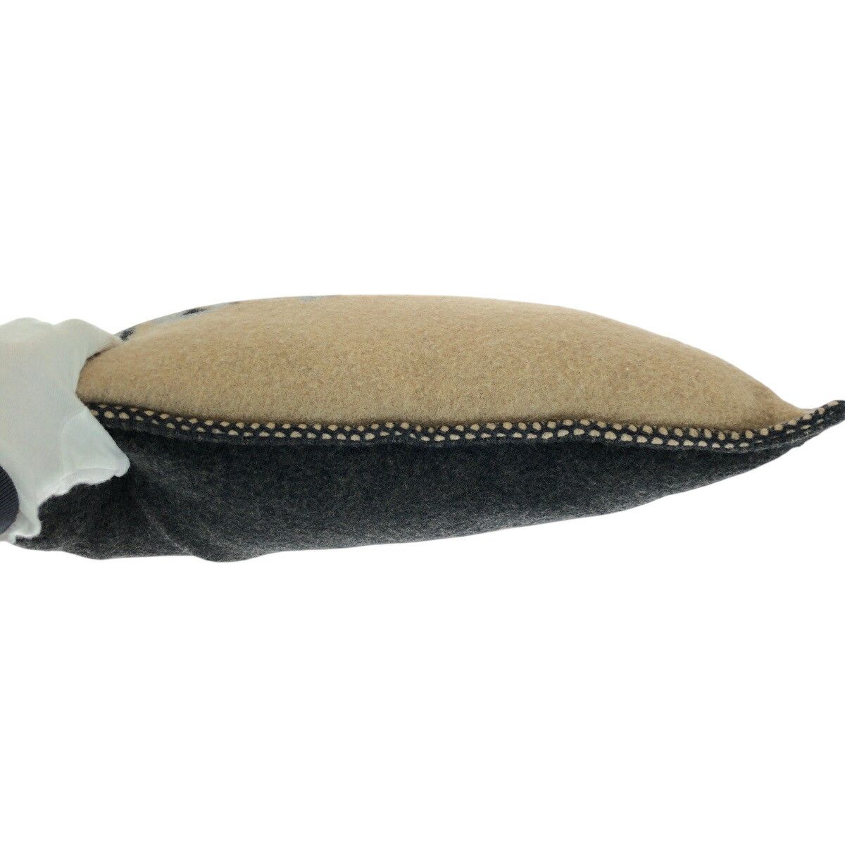 Louis Vuitton Louis Vuitton Louis Vuitton Cashmere Cashmere Logo Cushion R99304 Others Other R99304 DUTY FREE for USA Size ONE SIZE - 7 Thumbnail