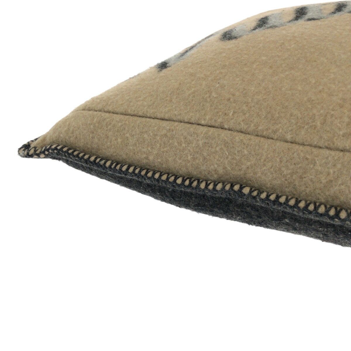 Louis Vuitton Louis Vuitton Louis Vuitton Cashmere Cashmere Logo Cushion R99304 Others Other R99304 DUTY FREE for USA Size ONE SIZE - 8 Thumbnail