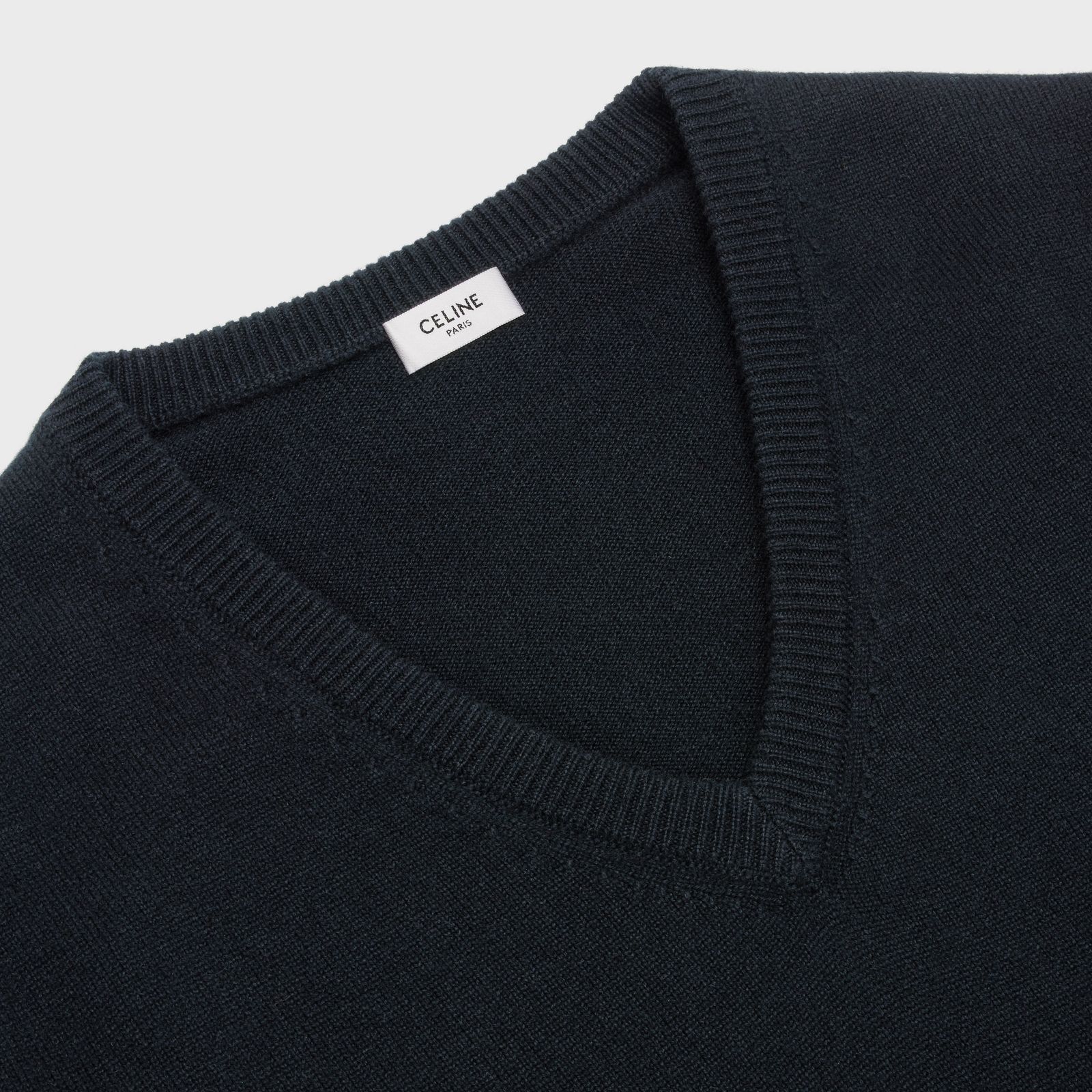 V-Neck Sweater in Heritage Cashmere Black