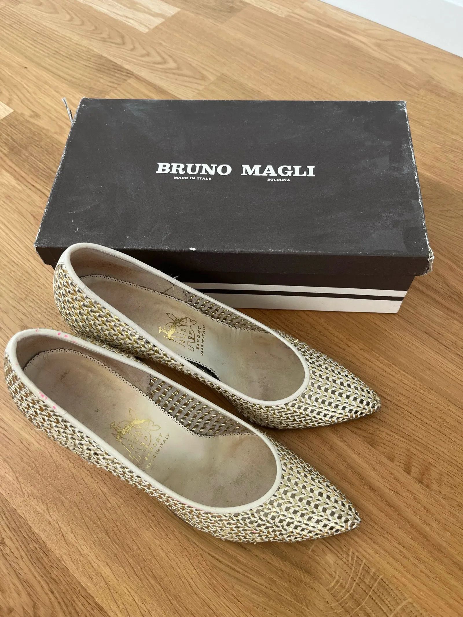 Bruno Magli Bruno Magli Heels Size US 7 / IT 37 - 2 Thumbnail
