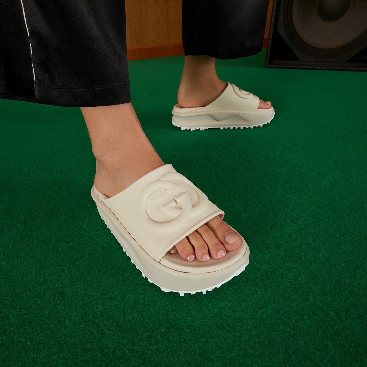 Gucci Gucci Interlocking G Rubber Slide Sandals SIZE 37 Size ONE SIZE - 4 Thumbnail