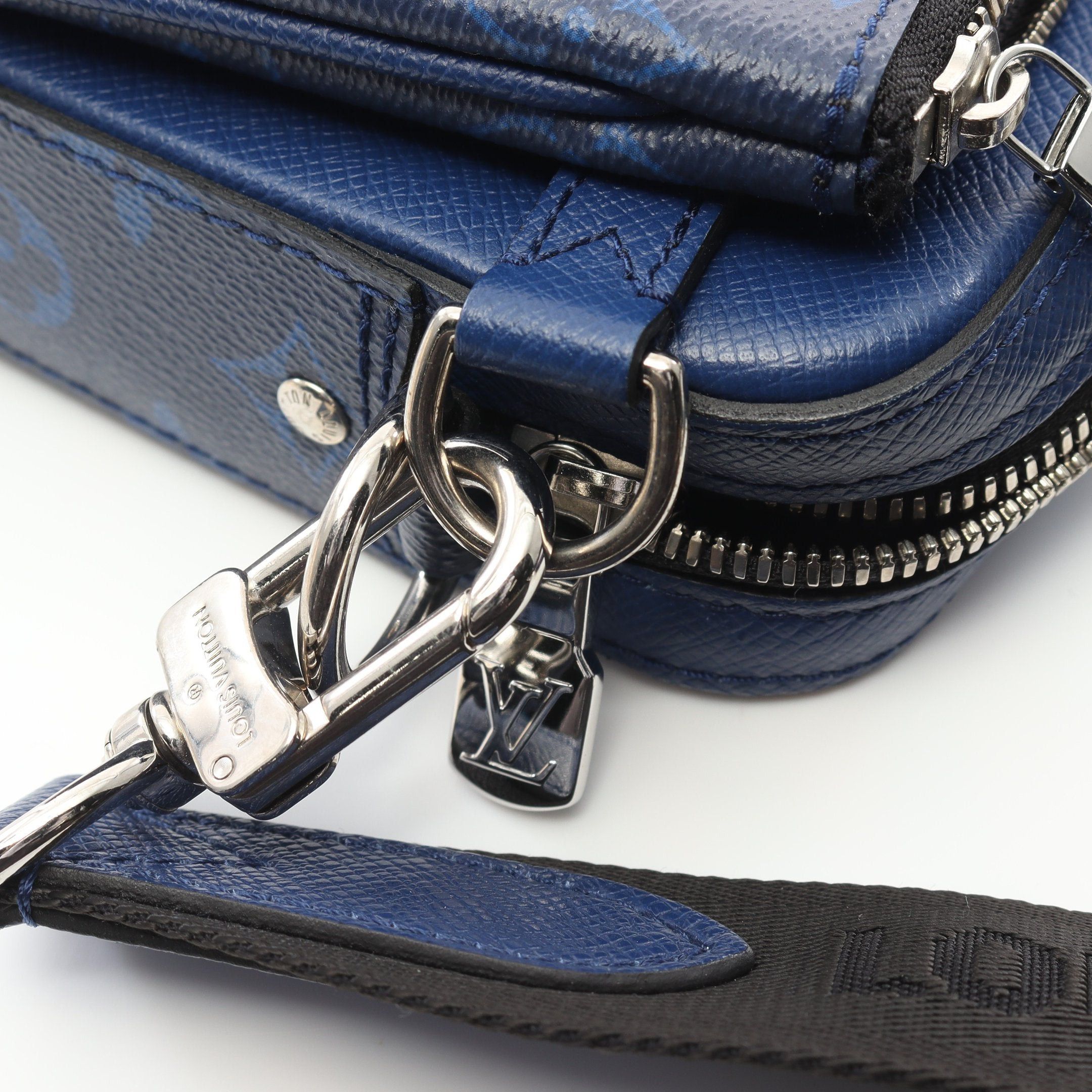 Louis Vuitton Louis Vuitton Trio Messenger Taigarama Cobalt Blue Shoulder Bag Leather Size ONE SIZE - 7 Thumbnail