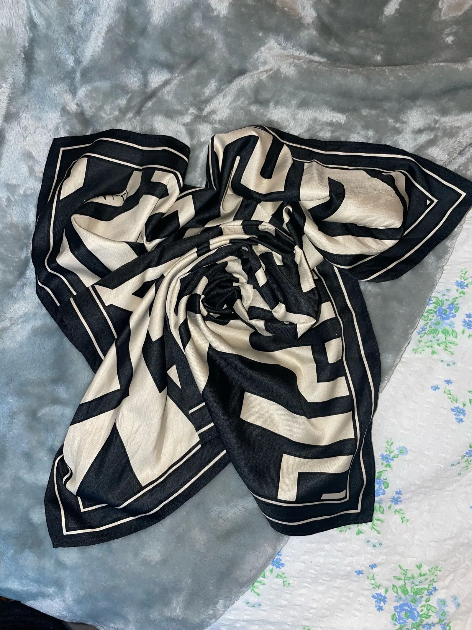H&M Richard Allan x H&M Scarf Size ONE SIZE - 4 Thumbnail