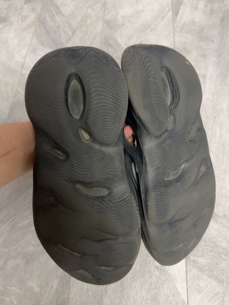 Adidas Yeezy Runner Slides for Comfortable Wear Size US 9 / EU 42 - 3 Thumbnail